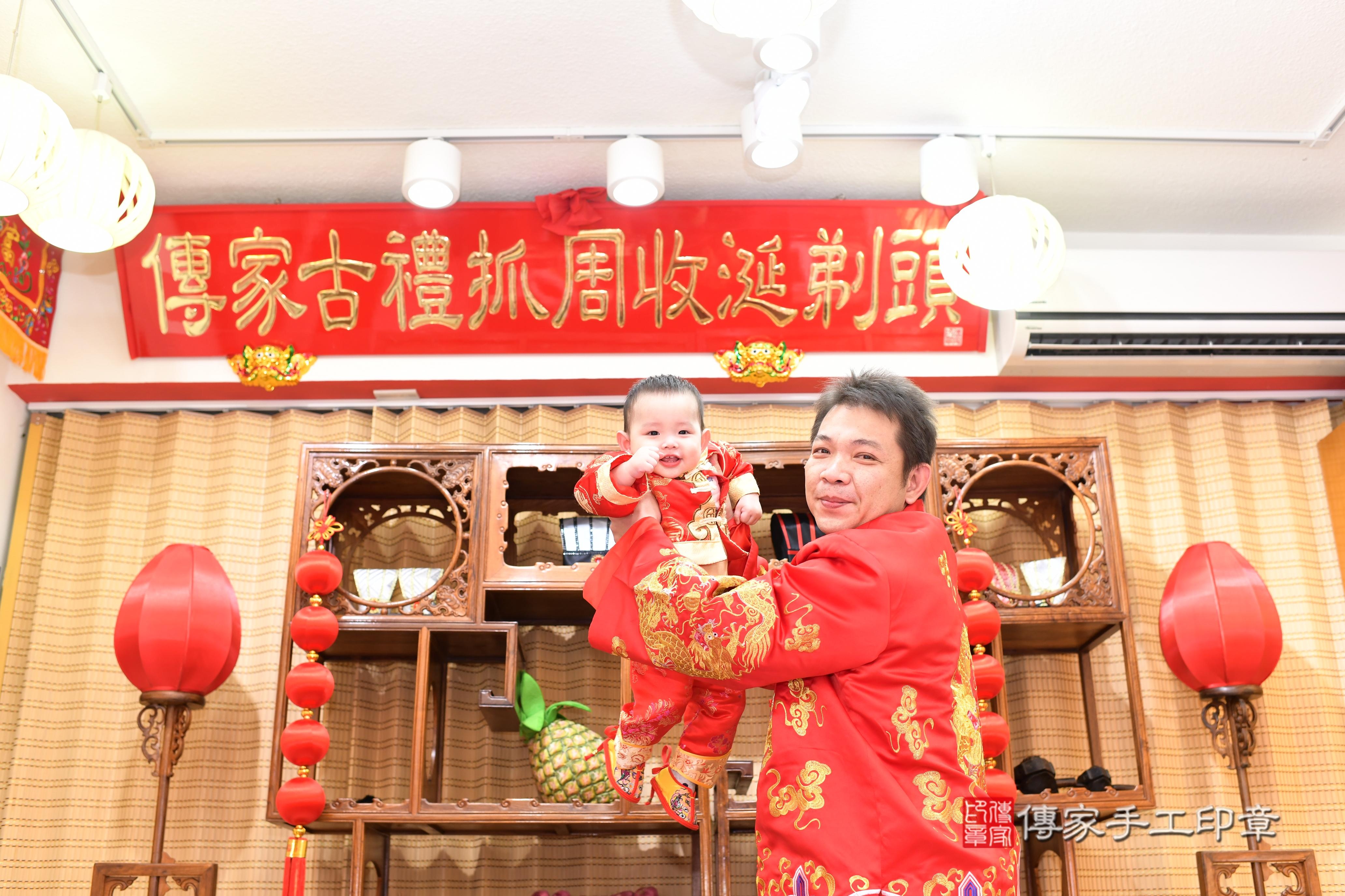 傳家手工印章台南店、抓周、度脺、中國風會場、傳家嬰兒古禮、吉祥話、抓周道具物品24種、拍照。抓周證書。寶寶抓周、滿周歲、生日快樂、祝福