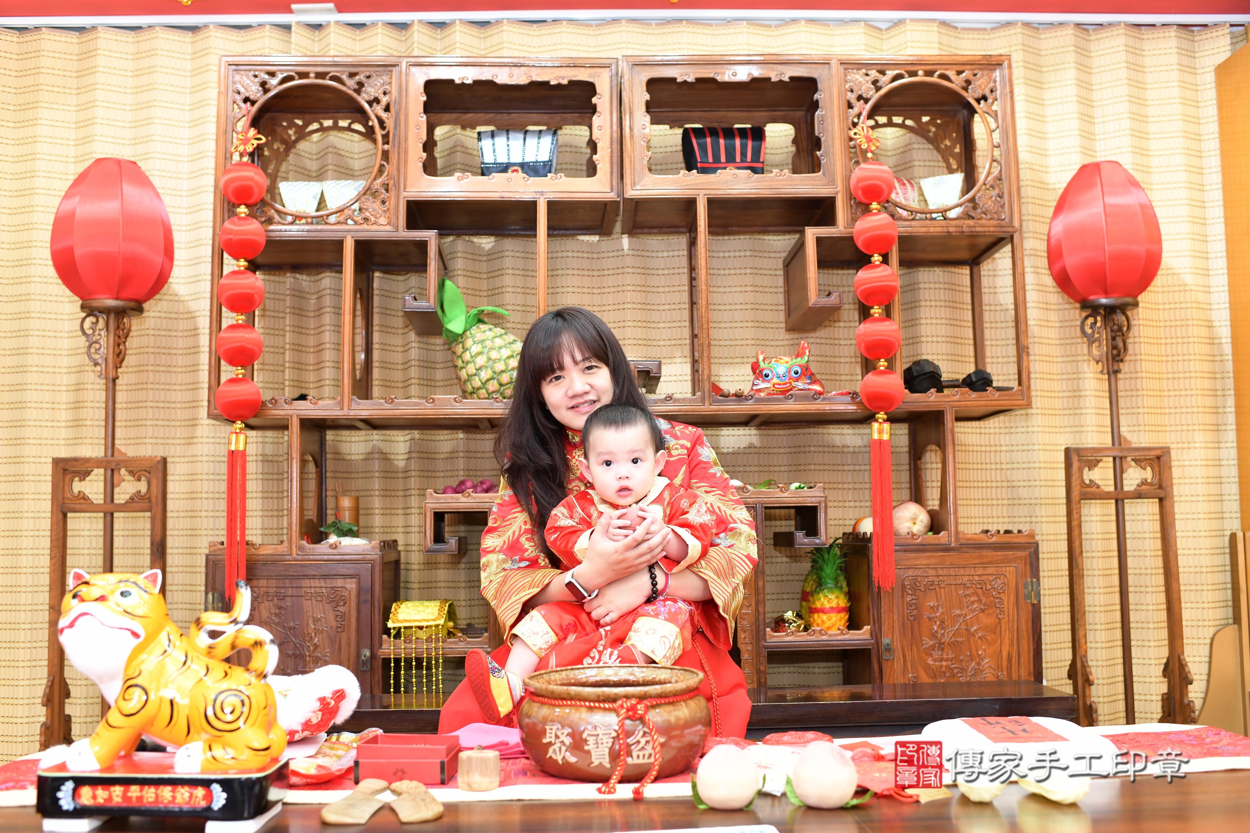 傳家手工印章台南店、抓周、度脺、中國風會場、傳家嬰兒古禮、吉祥話、抓周道具物品24種、拍照。抓周證書。寶寶抓周、滿周歲、生日快樂、祝福