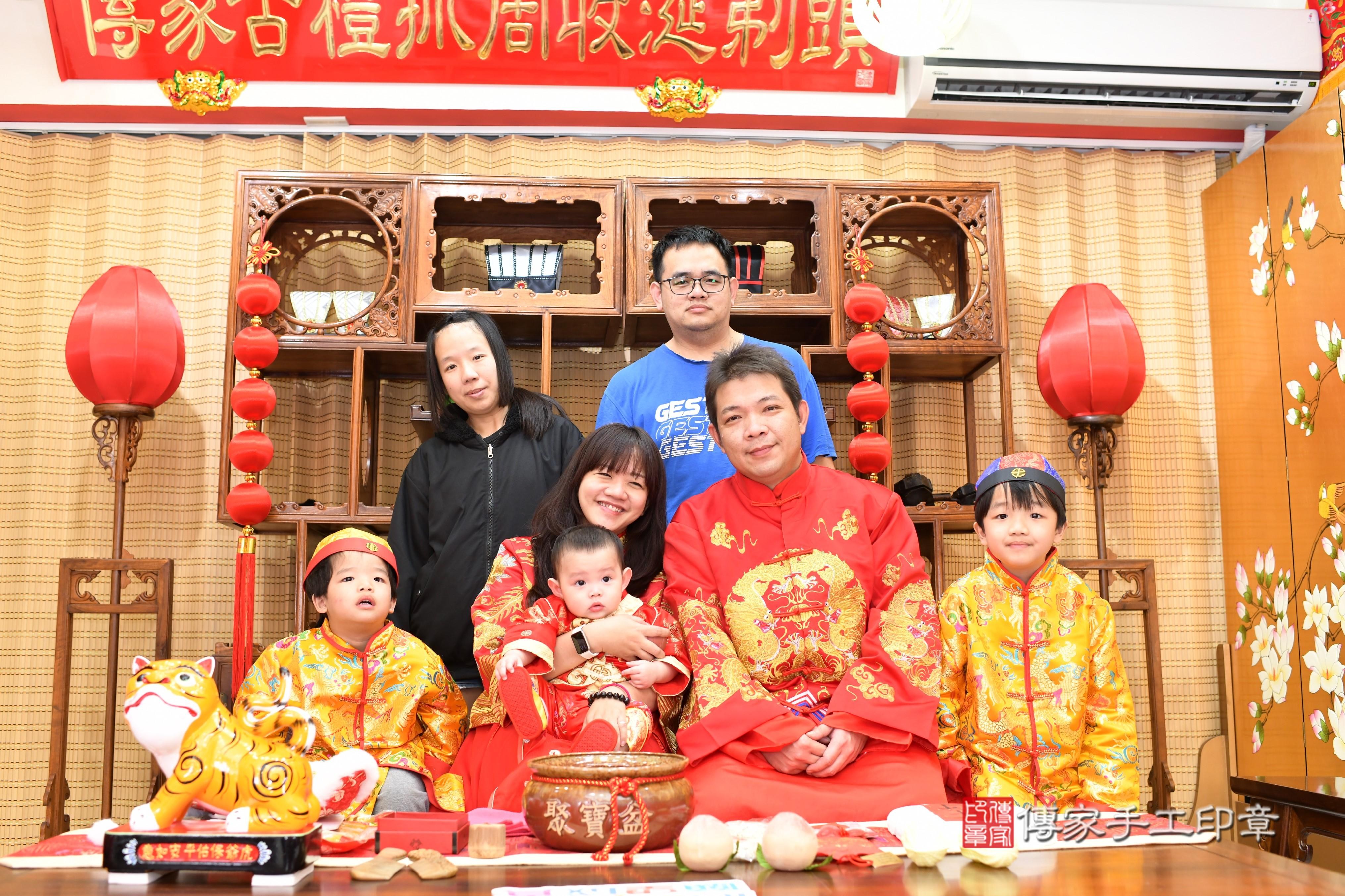 傳家手工印章台南店、抓周、度脺、中國風會場、傳家嬰兒古禮、吉祥話、抓周道具物品24種、拍照。抓周證書。寶寶抓周、滿周歲、生日快樂、祝福