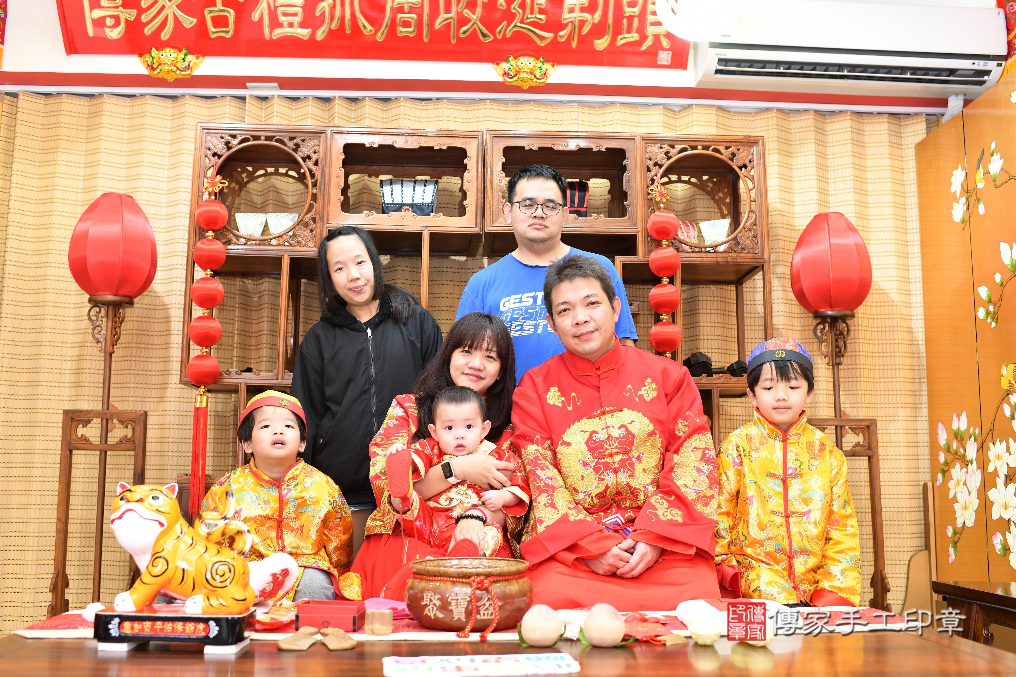 傳家手工印章台南店、抓周、度脺、中國風會場、傳家嬰兒古禮、吉祥話、抓周道具物品24種、拍照。抓周證書。寶寶抓周、滿周歲、生日快樂、祝福