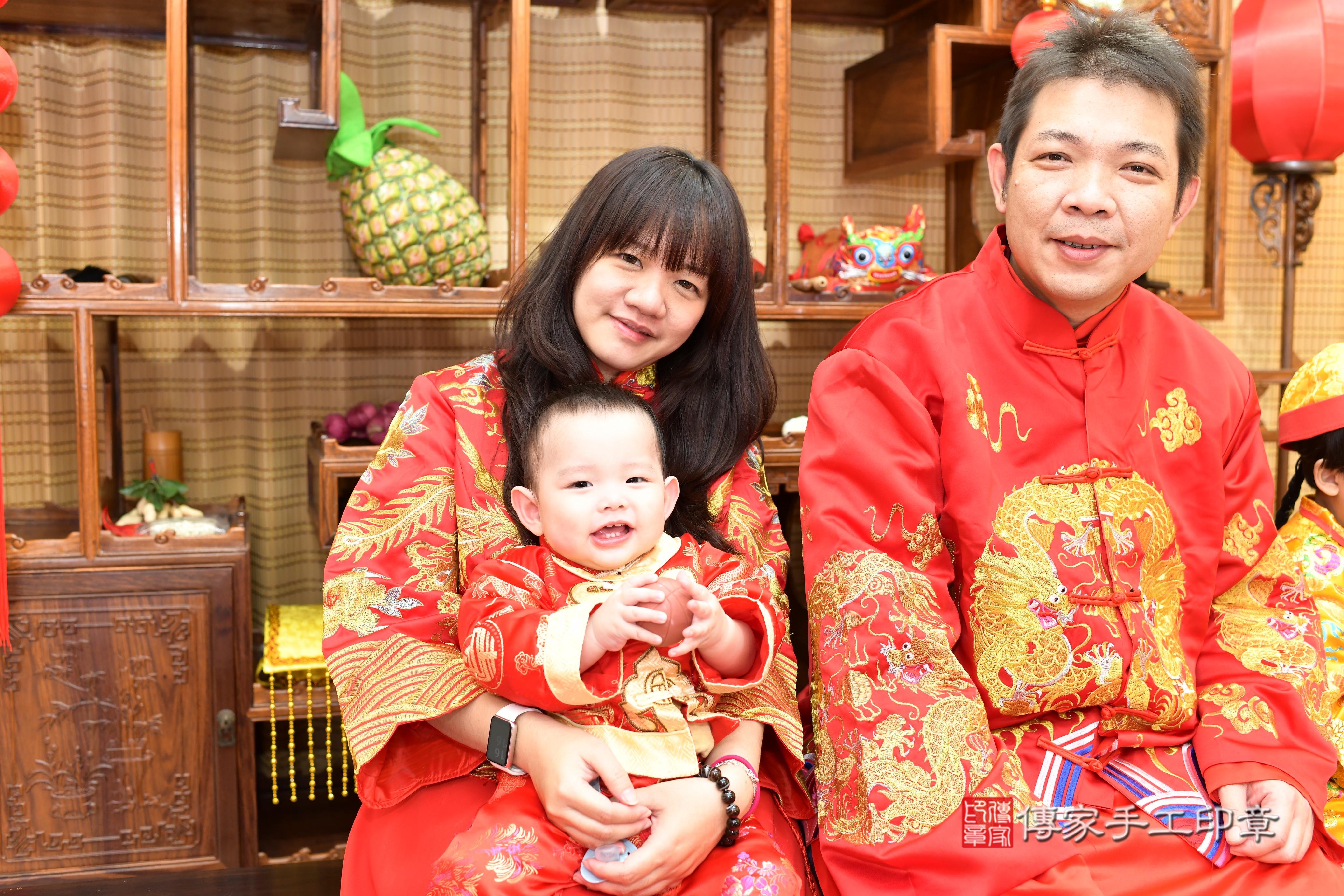 傳家手工印章台南店、抓周、度脺、中國風會場、傳家嬰兒古禮、吉祥話、抓周道具物品24種、拍照。抓周證書。寶寶抓周、滿周歲、生日快樂、祝福