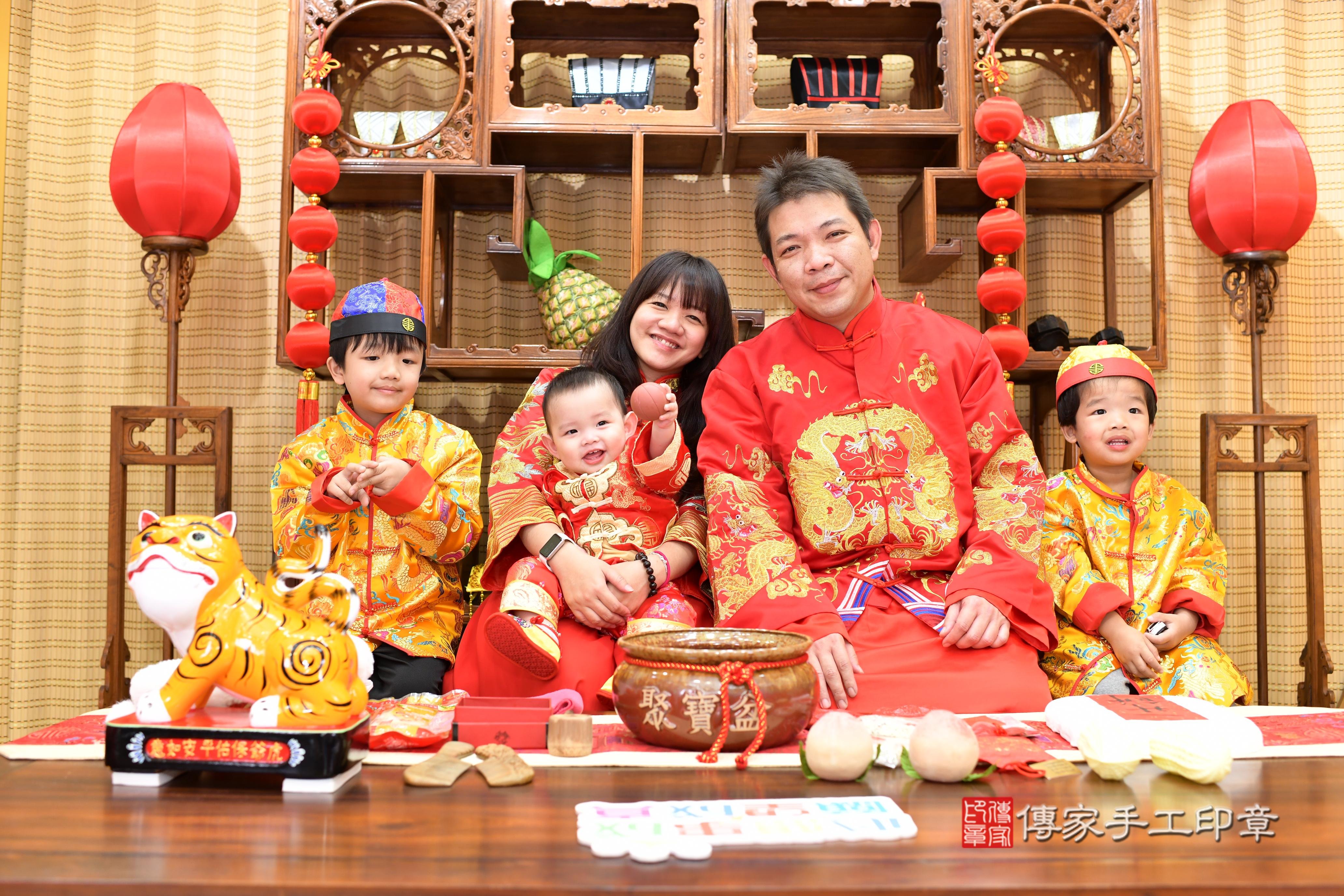 傳家手工印章台南店、抓周、度脺、中國風會場、傳家嬰兒古禮、吉祥話、抓周道具物品24種、拍照。抓周證書。寶寶抓周、滿周歲、生日快樂、祝福