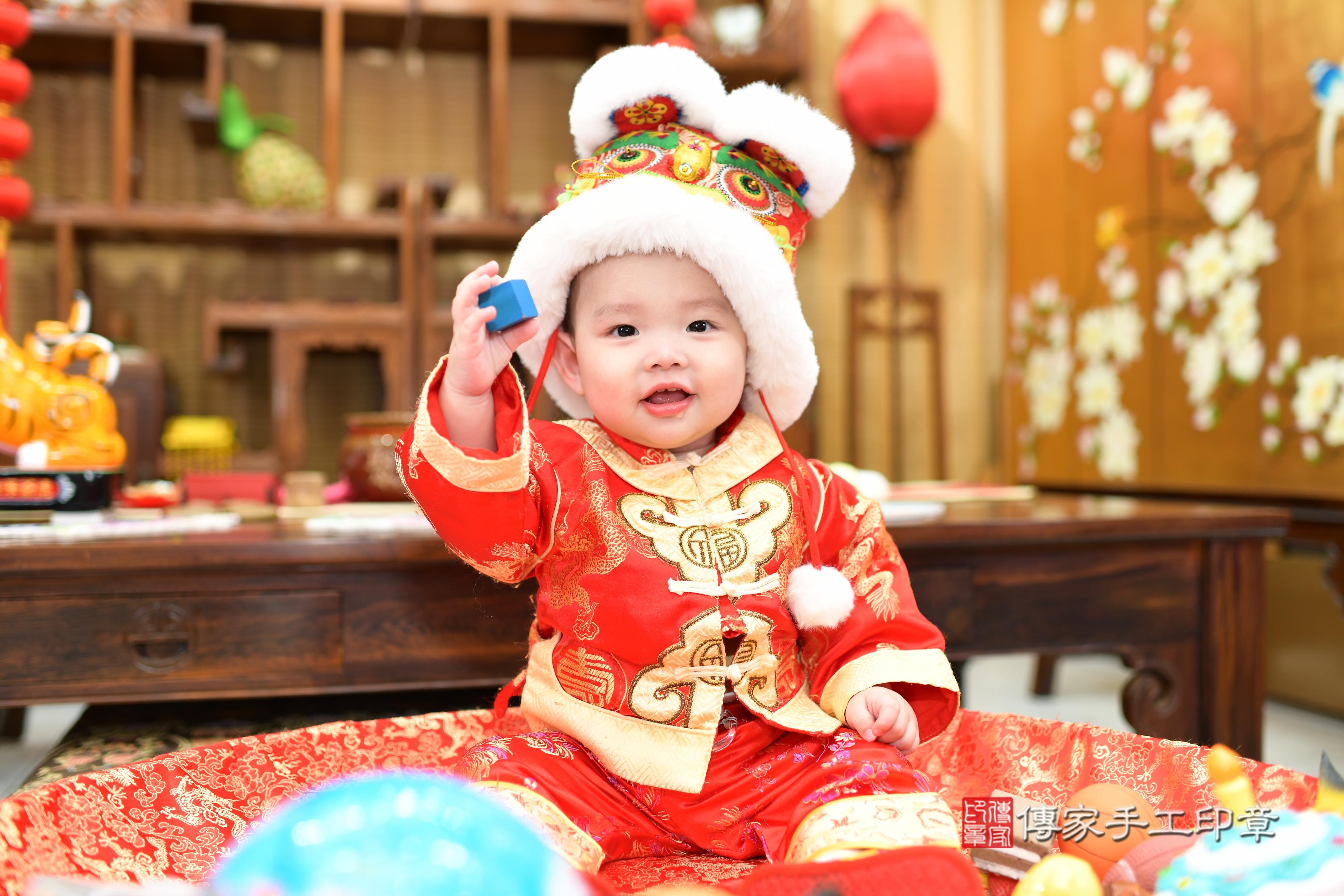 傳家手工印章台南店、抓周、度脺、中國風會場、傳家嬰兒古禮、吉祥話、抓周道具物品24種、拍照。抓周證書。寶寶抓周、滿周歲、生日快樂、祝福