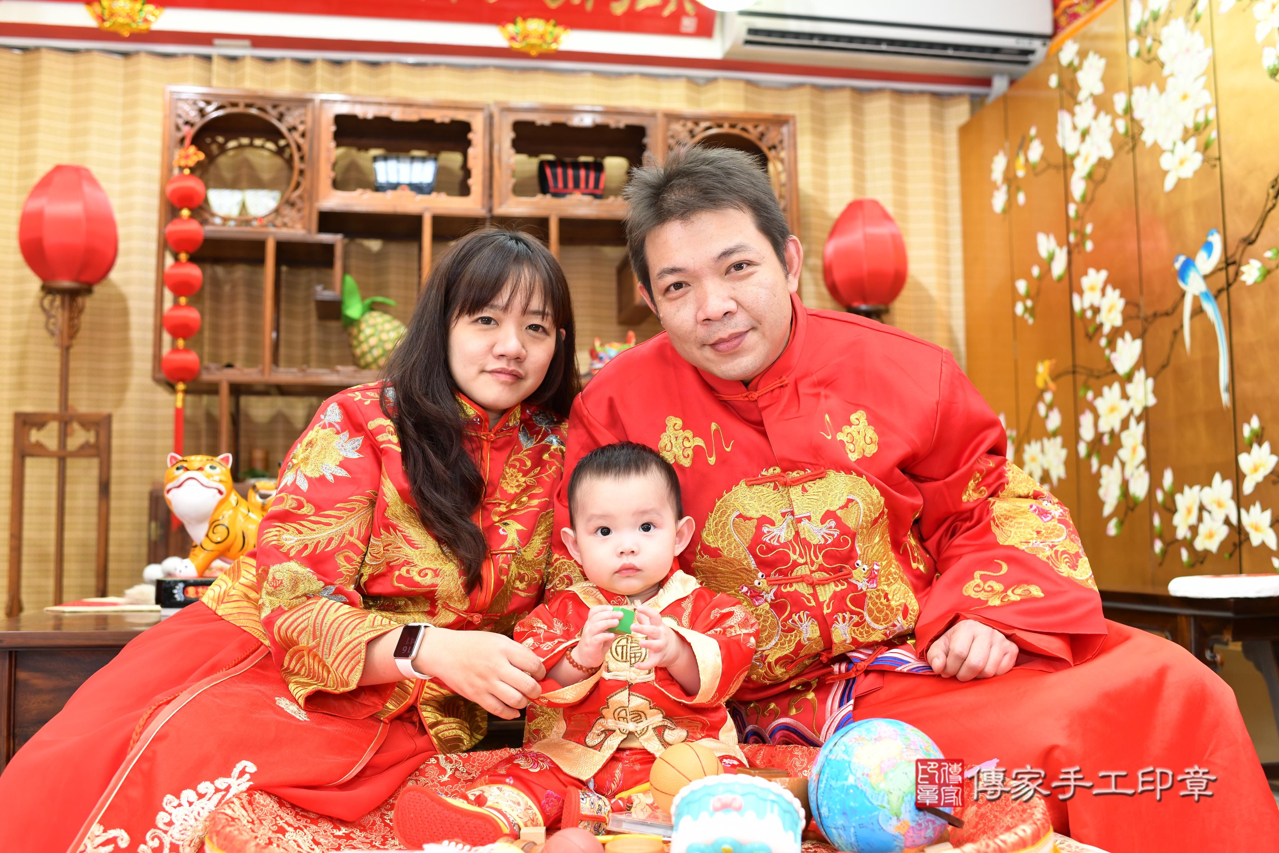 傳家手工印章台南店、抓周、度脺、中國風會場、傳家嬰兒古禮、吉祥話、抓周道具物品24種、拍照。抓周證書。寶寶抓周、滿周歲、生日快樂、祝福