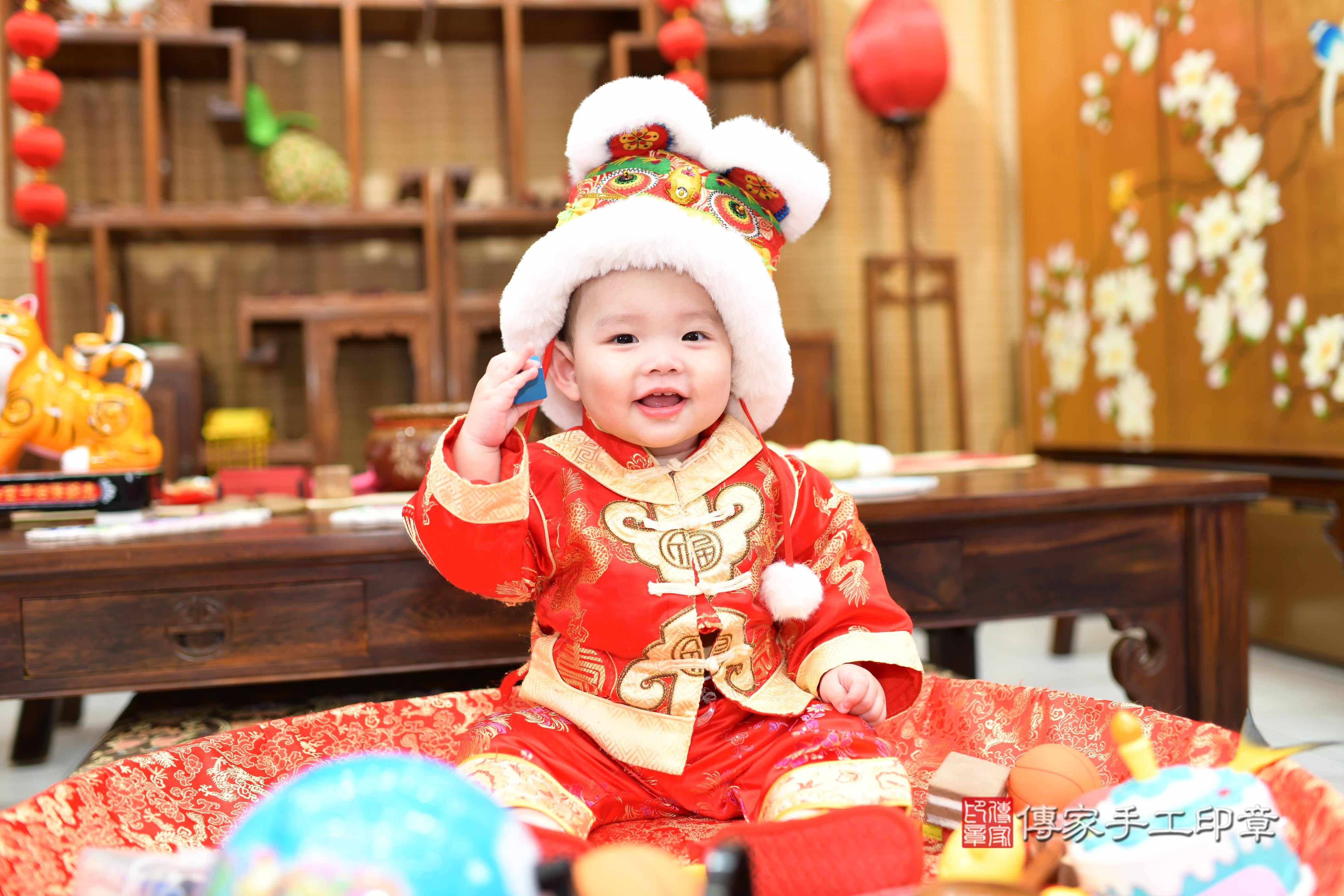 傳家手工印章台南店、抓周、度脺、中國風會場、傳家嬰兒古禮、吉祥話、抓周道具物品24種、拍照。抓周證書。寶寶抓周、滿周歲、生日快樂、祝福