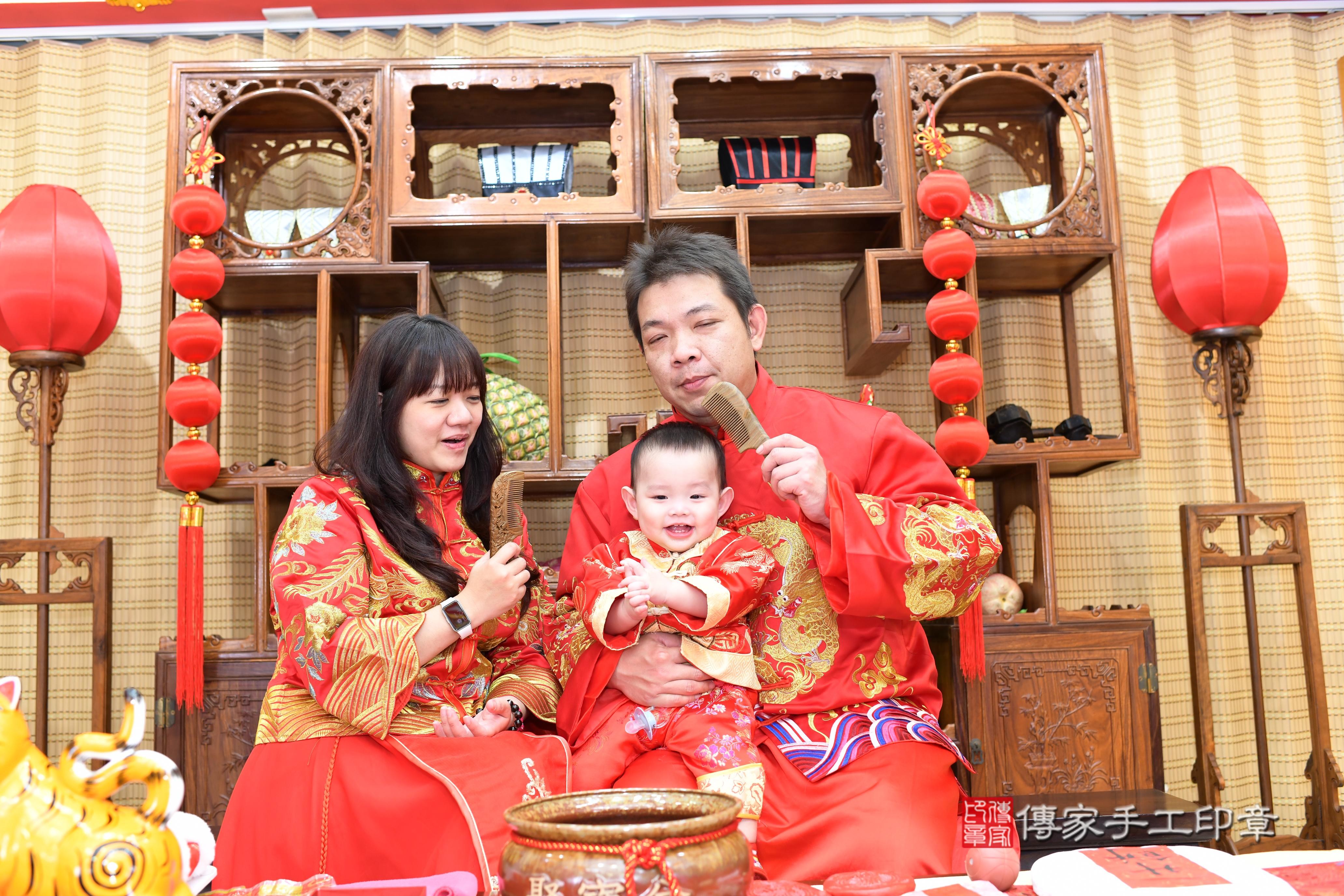 傳家手工印章台南店、抓周、度脺、中國風會場、傳家嬰兒古禮、吉祥話、抓周道具物品24種、拍照。抓周證書。寶寶抓周、滿周歲、生日快樂、祝福