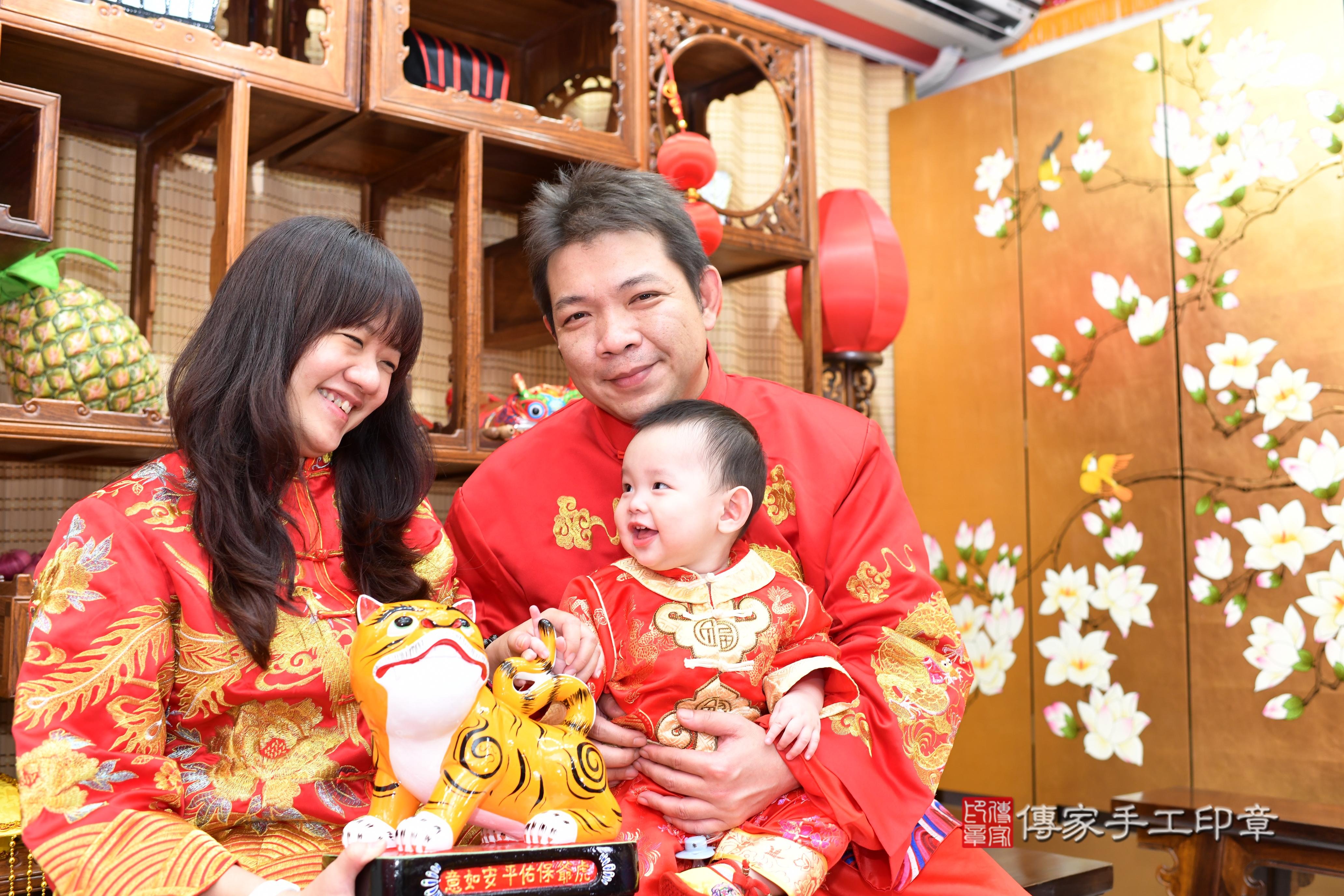 傳家手工印章台南店、抓周、度脺、中國風會場、傳家嬰兒古禮、吉祥話、抓周道具物品24種、拍照。抓周證書。寶寶抓周、滿周歲、生日快樂、祝福