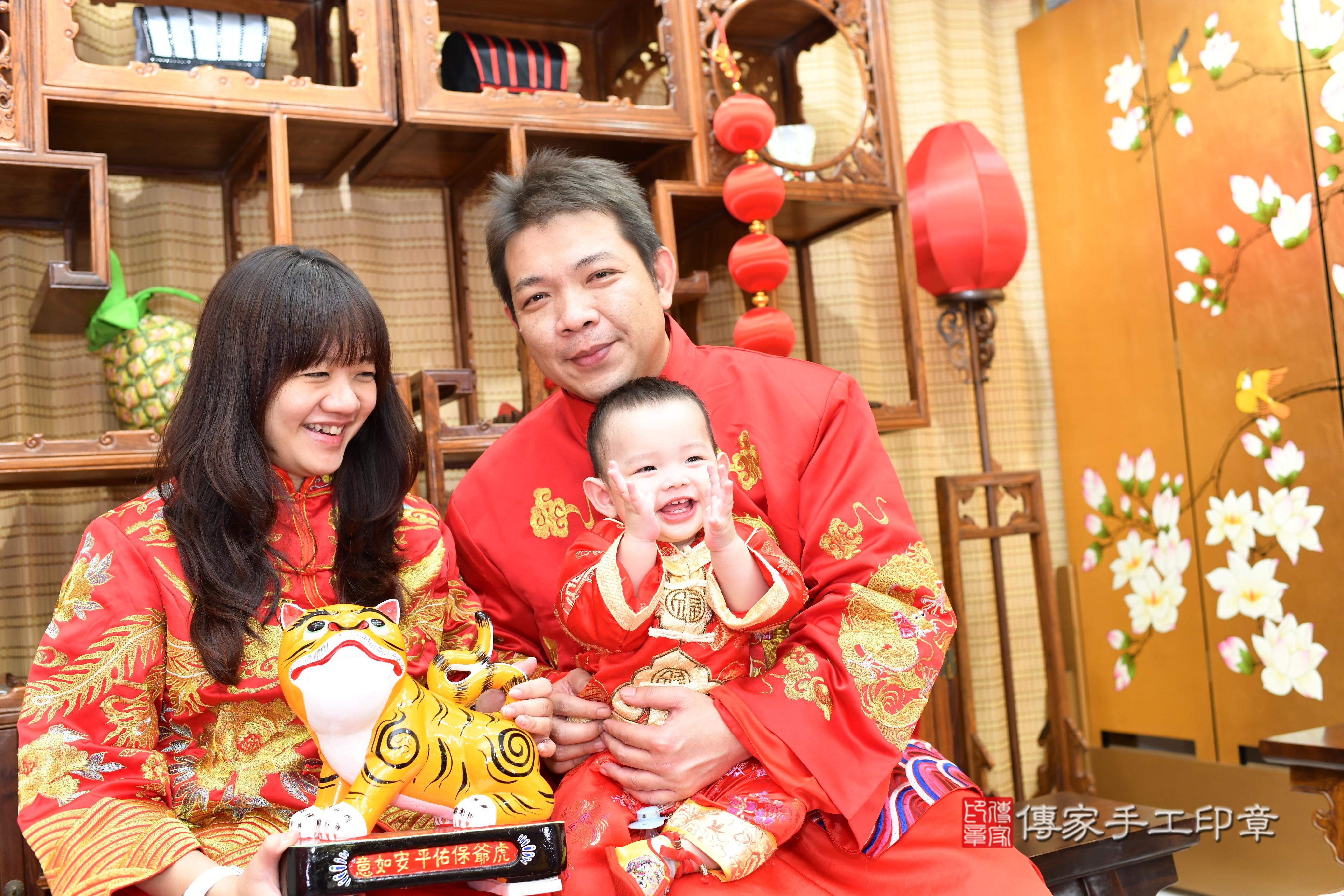 傳家手工印章台南店、抓周、度脺、中國風會場、傳家嬰兒古禮、吉祥話、抓周道具物品24種、拍照。抓周證書。寶寶抓周、滿周歲、生日快樂、祝福