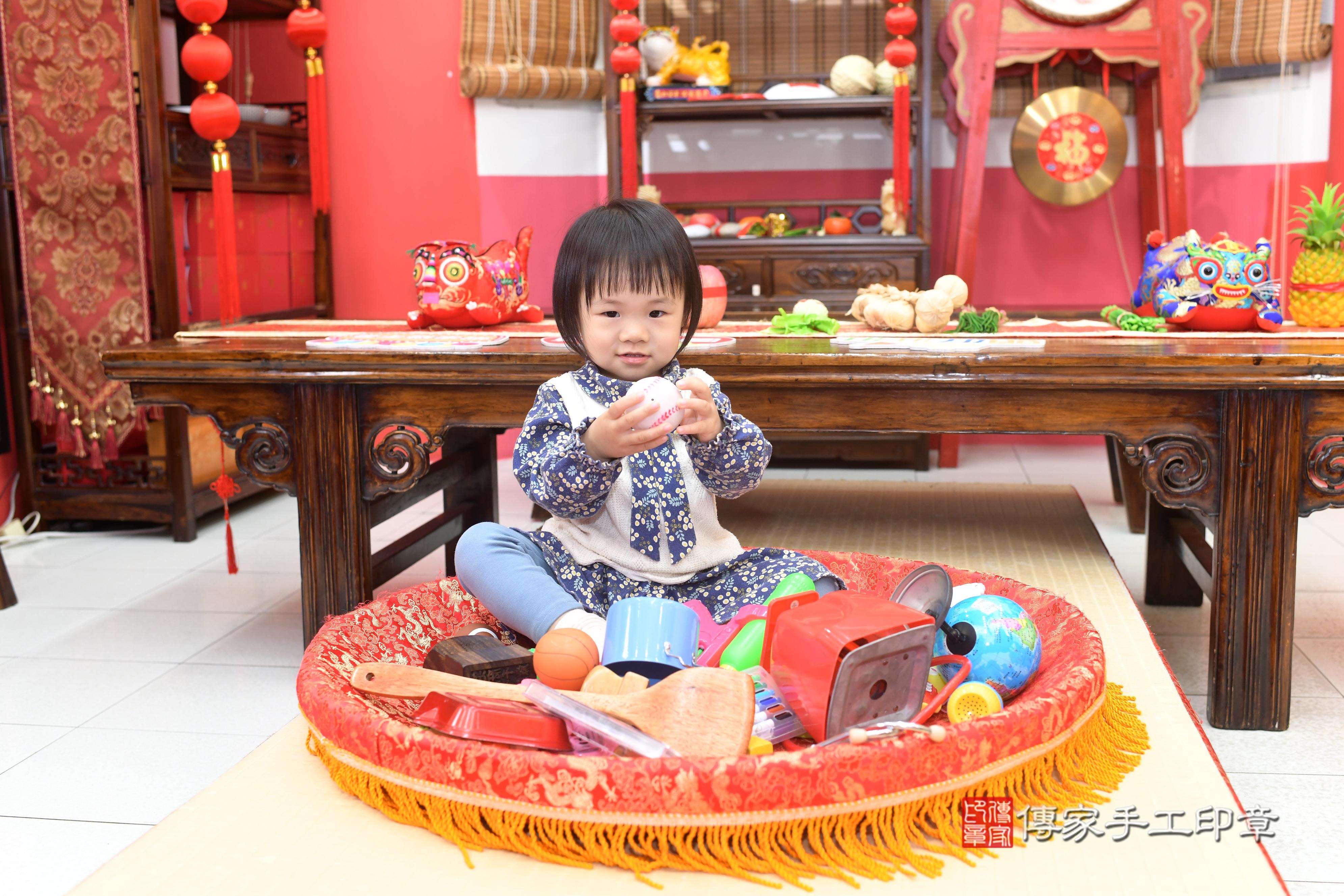 傳家手工印章高雄店、抓周、度脺、中國風會場、傳家嬰兒古禮、吉祥話、抓周道具物品24種、拍照。抓周證書。寶寶抓周、滿周歲、生日快樂、祝福