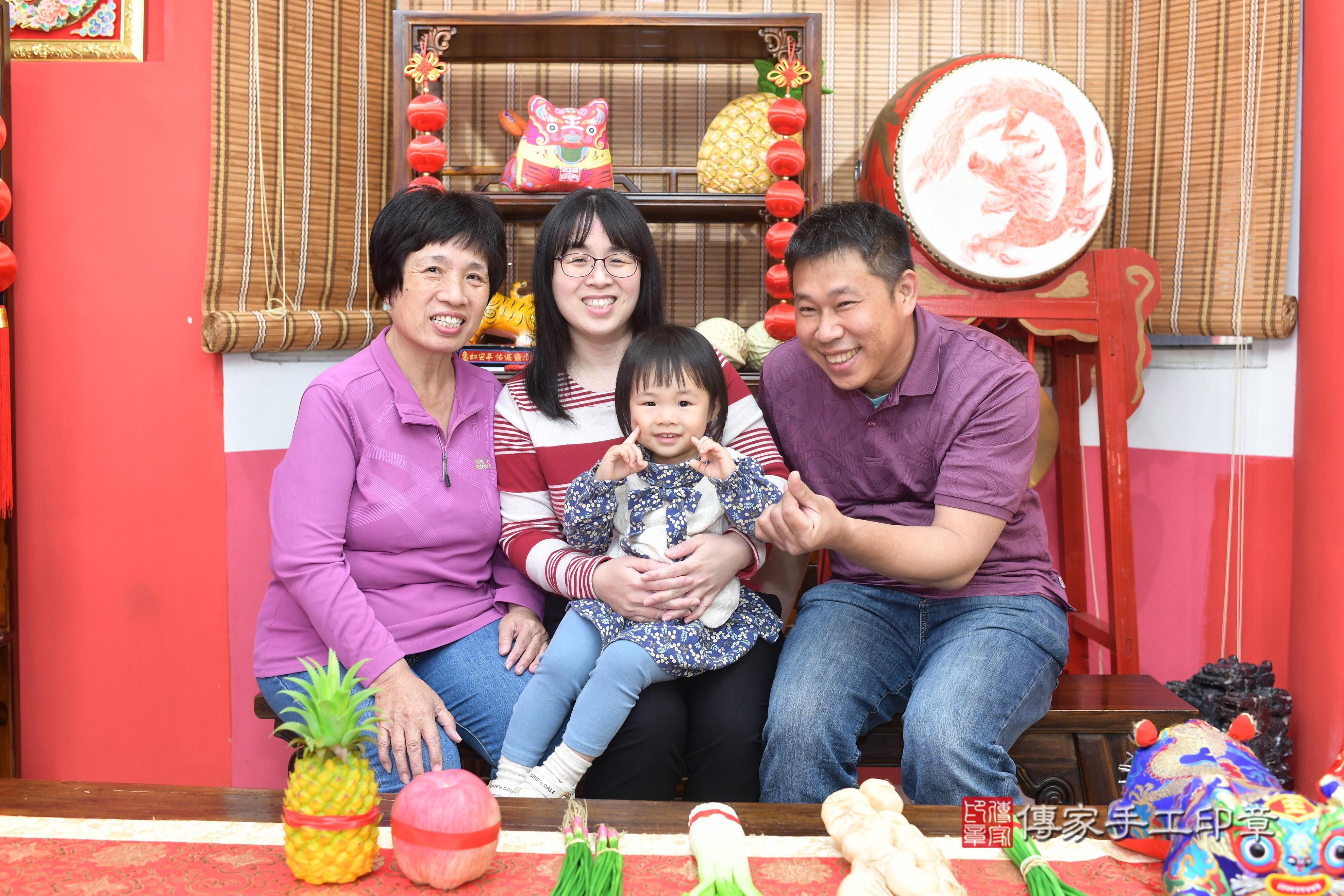 傳家手工印章高雄店、抓周、度脺、中國風會場、傳家嬰兒古禮、吉祥話、抓周道具物品24種、拍照。抓周證書。寶寶抓周、滿周歲、生日快樂、祝福