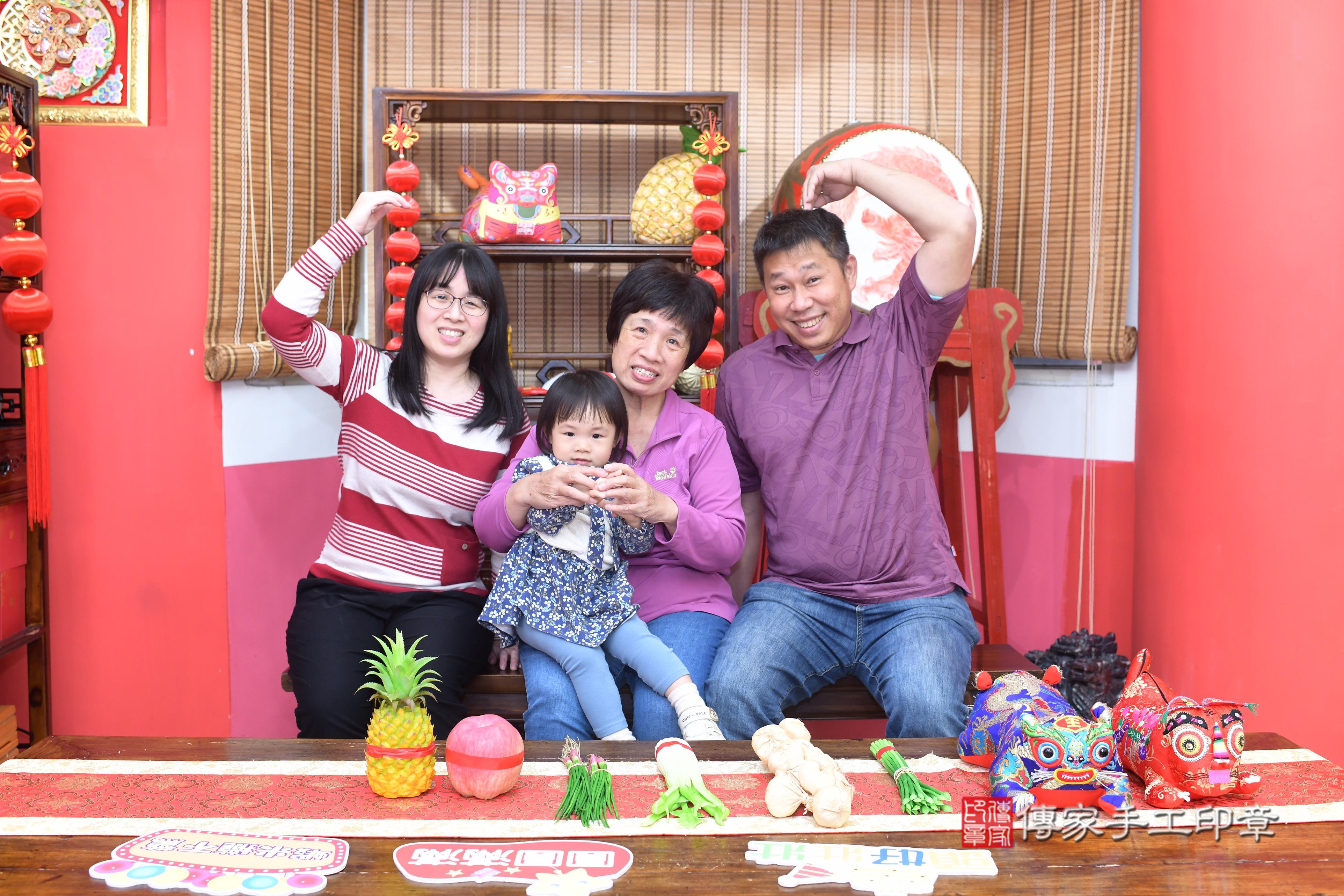 傳家手工印章高雄店、抓周、度脺、中國風會場、傳家嬰兒古禮、吉祥話、抓周道具物品24種、拍照。抓周證書。寶寶抓周、滿周歲、生日快樂、祝福