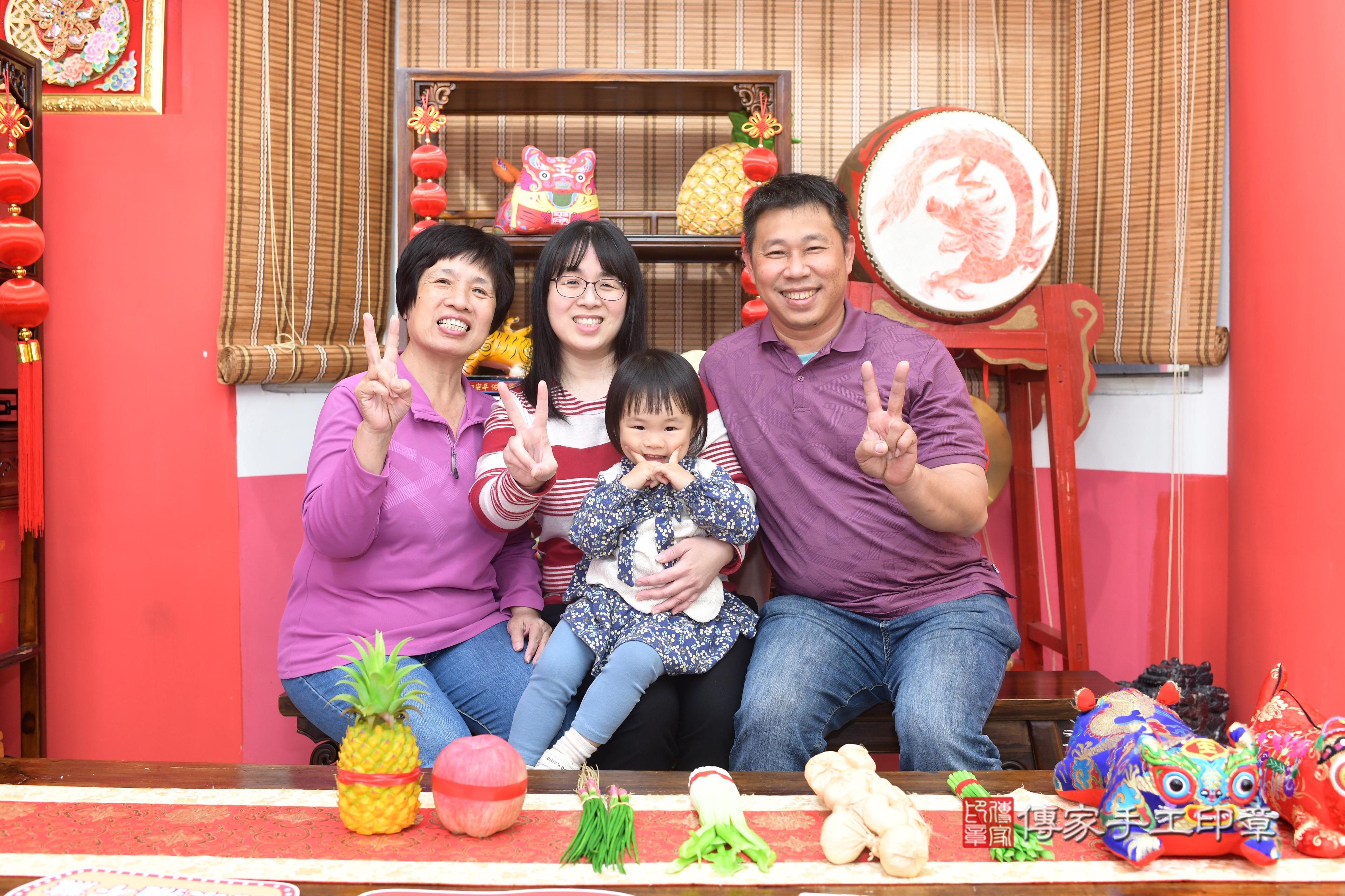 傳家手工印章高雄店、抓周、度脺、中國風會場、傳家嬰兒古禮、吉祥話、抓周道具物品24種、拍照。抓周證書。寶寶抓周、滿周歲、生日快樂、祝福