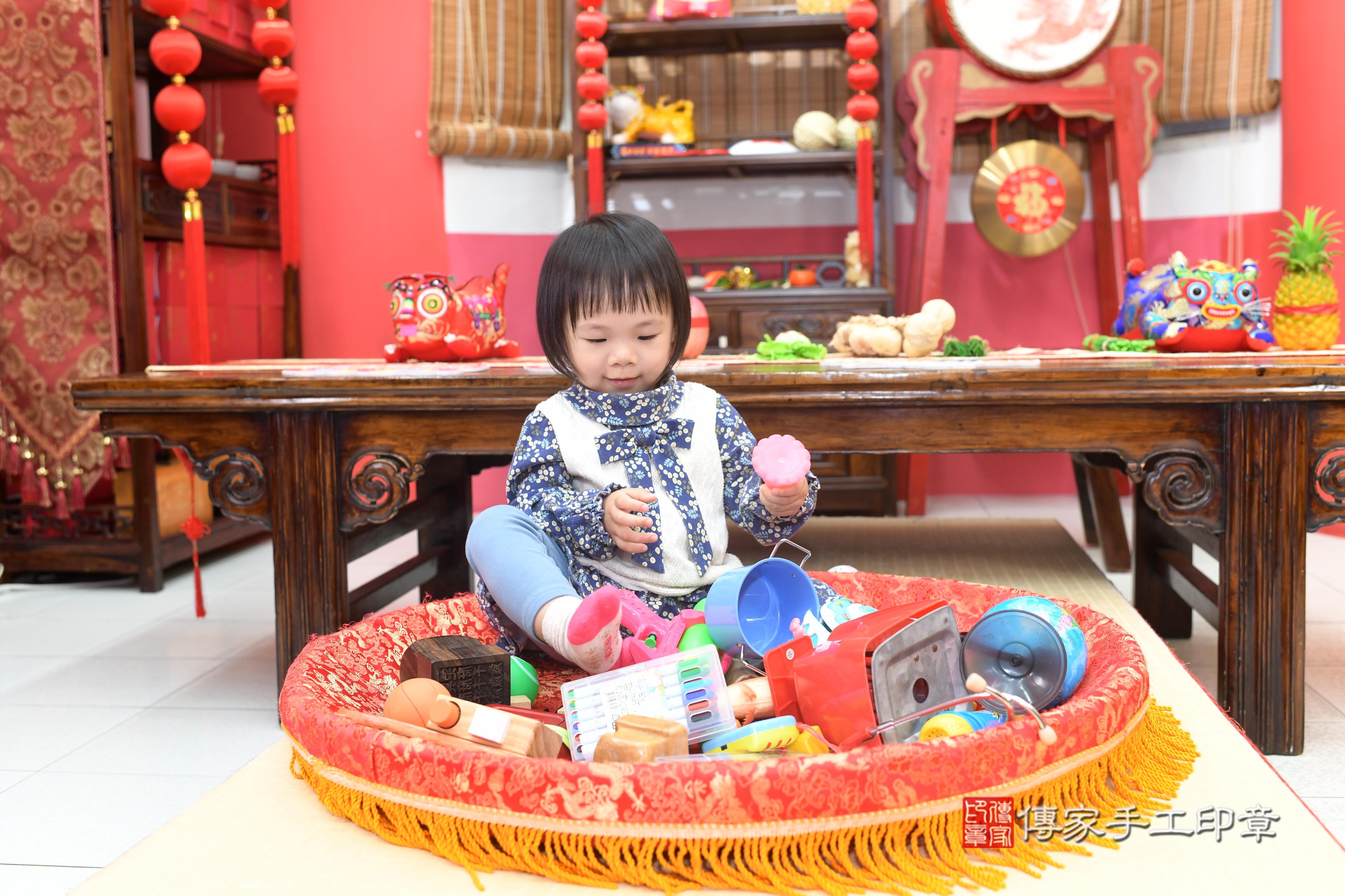傳家手工印章高雄店、抓周、度脺、中國風會場、傳家嬰兒古禮、吉祥話、抓周道具物品24種、拍照。抓周證書。寶寶抓周、滿周歲、生日快樂、祝福