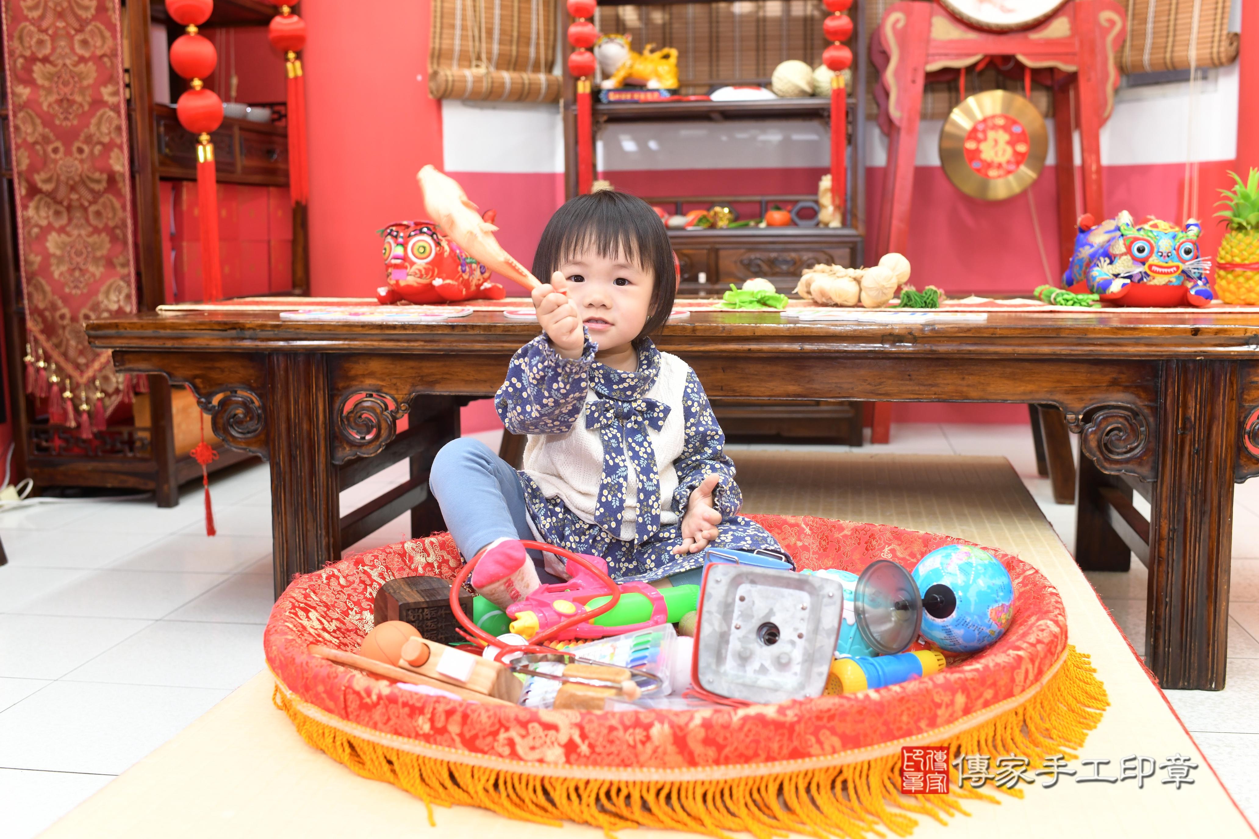 傳家手工印章高雄店、抓周、度脺、中國風會場、傳家嬰兒古禮、吉祥話、抓周道具物品24種、拍照。抓周證書。寶寶抓周、滿周歲、生日快樂、祝福