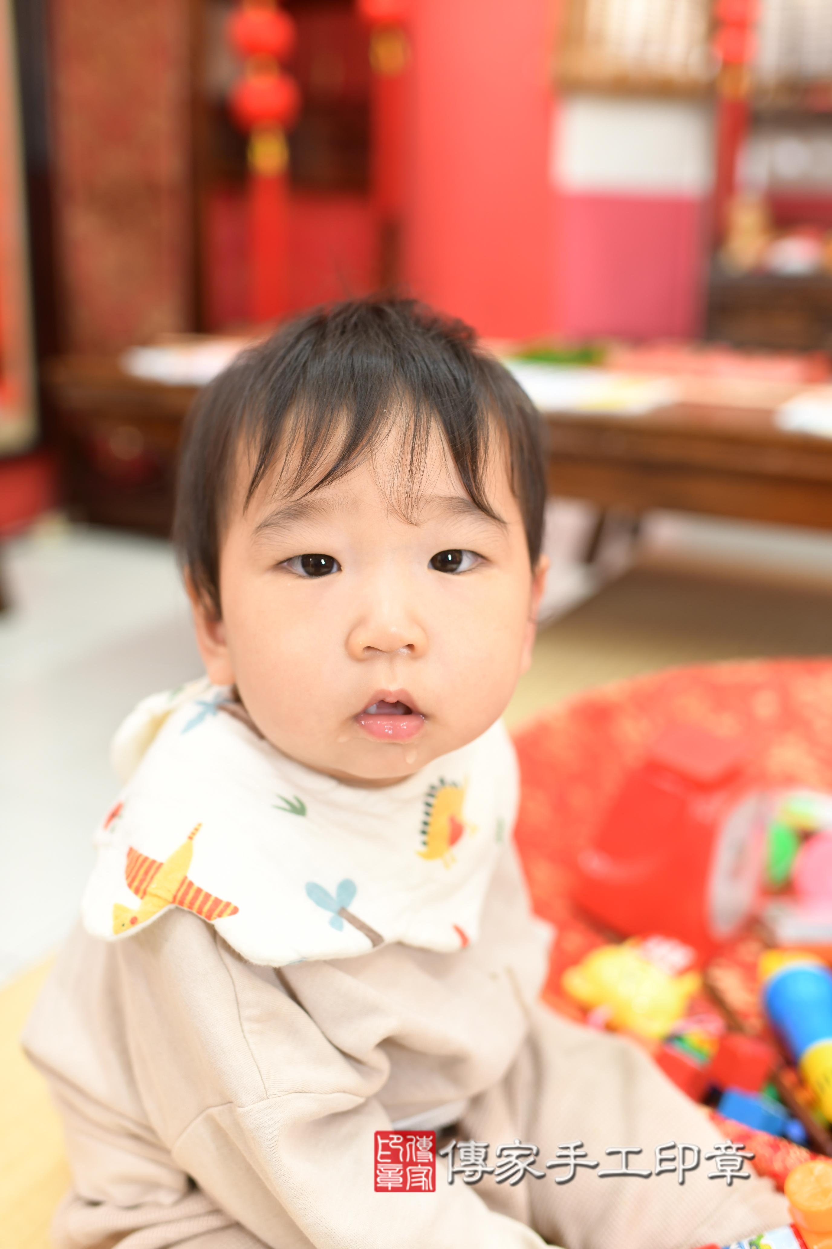 傳家手工印章高雄店、抓周、度脺、中國風會場、傳家嬰兒古禮、吉祥話、抓周道具物品24種、拍照。抓周證書。寶寶抓周、滿周歲、生日快樂、祝福 傳家手工印章高雄店、抓周、度脺、中國風會場、傳家嬰兒古禮、吉祥話、抓周道具物品24種、拍照。抓周證書。寶寶抓周、滿周歲、生日快樂、祝福