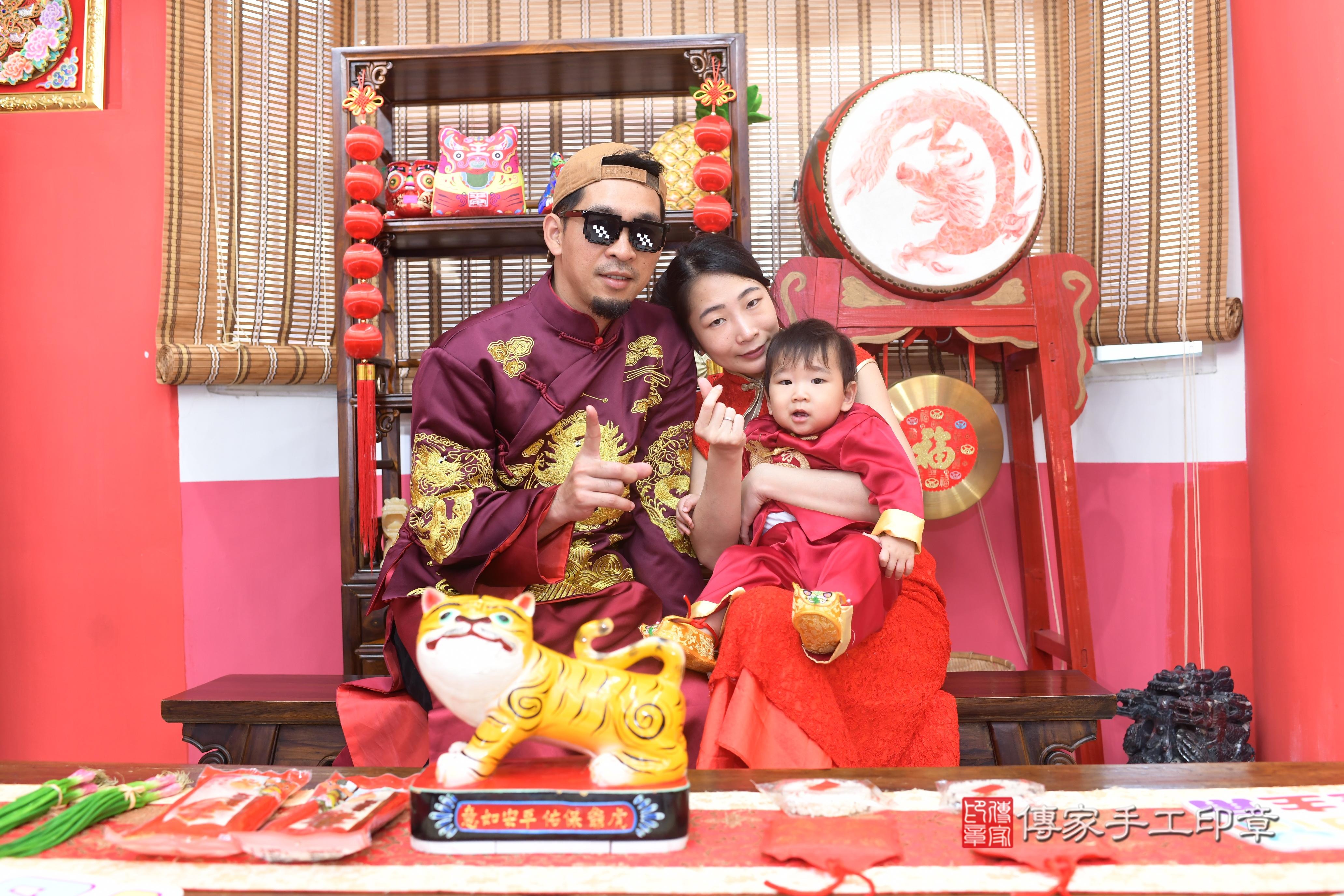 傳家手工印章高雄店、抓周、度脺、中國風會場、傳家嬰兒古禮、吉祥話、抓周道具物品24種、拍照。抓周證書。寶寶抓周、滿周歲、生日快樂、祝福 傳家手工印章高雄店、抓周、度脺、中國風會場、傳家嬰兒古禮、吉祥話、抓周道具物品24種、拍照。抓周證書。寶寶抓周、滿周歲、生日快樂、祝福