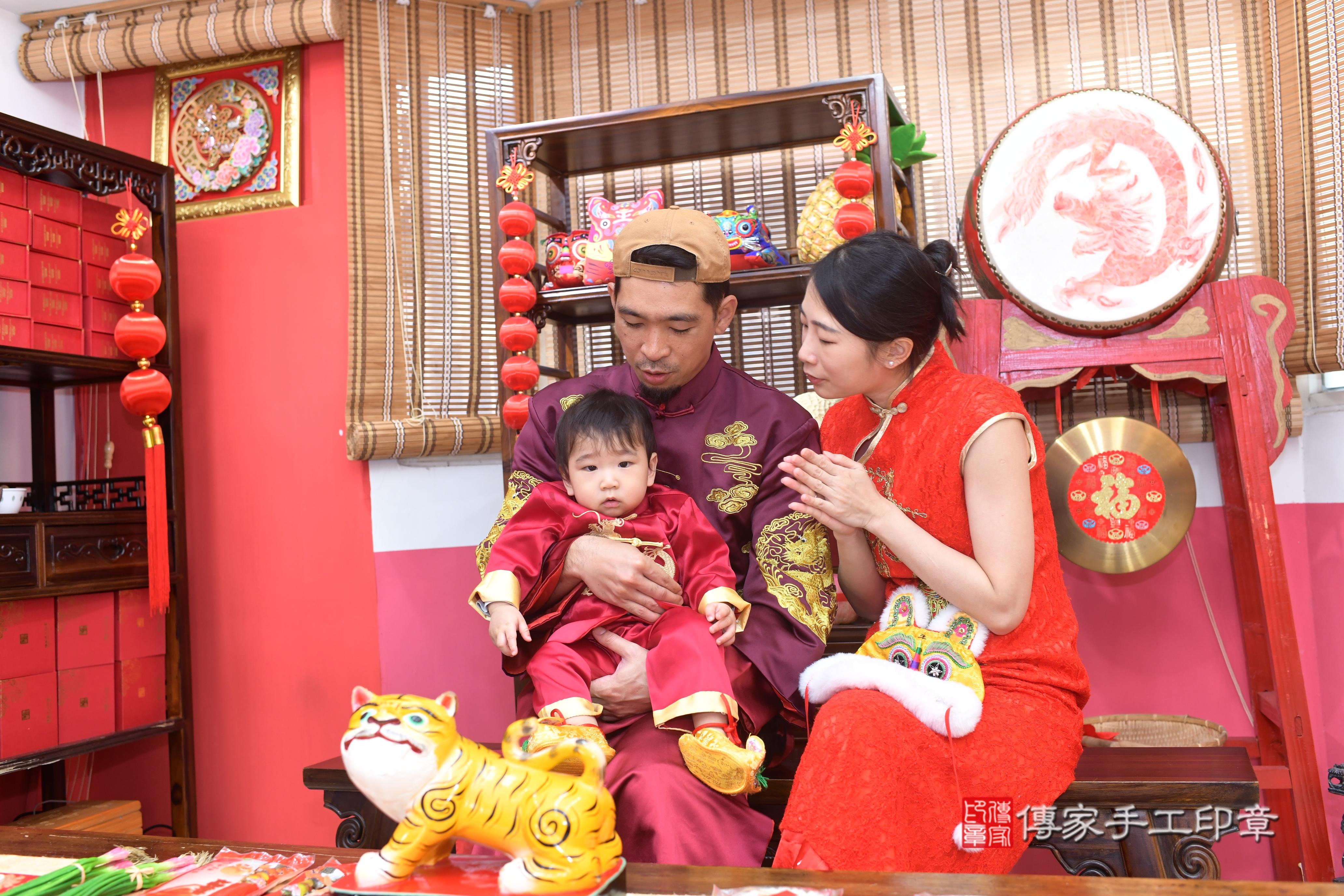 傳家手工印章高雄店、抓周、度脺、中國風會場、傳家嬰兒古禮、吉祥話、抓周道具物品24種、拍照。抓周證書。寶寶抓周、滿周歲、生日快樂、祝福 傳家手工印章高雄店、抓周、度脺、中國風會場、傳家嬰兒古禮、吉祥話、抓周道具物品24種、拍照。抓周證書。寶寶抓周、滿周歲、生日快樂、祝福