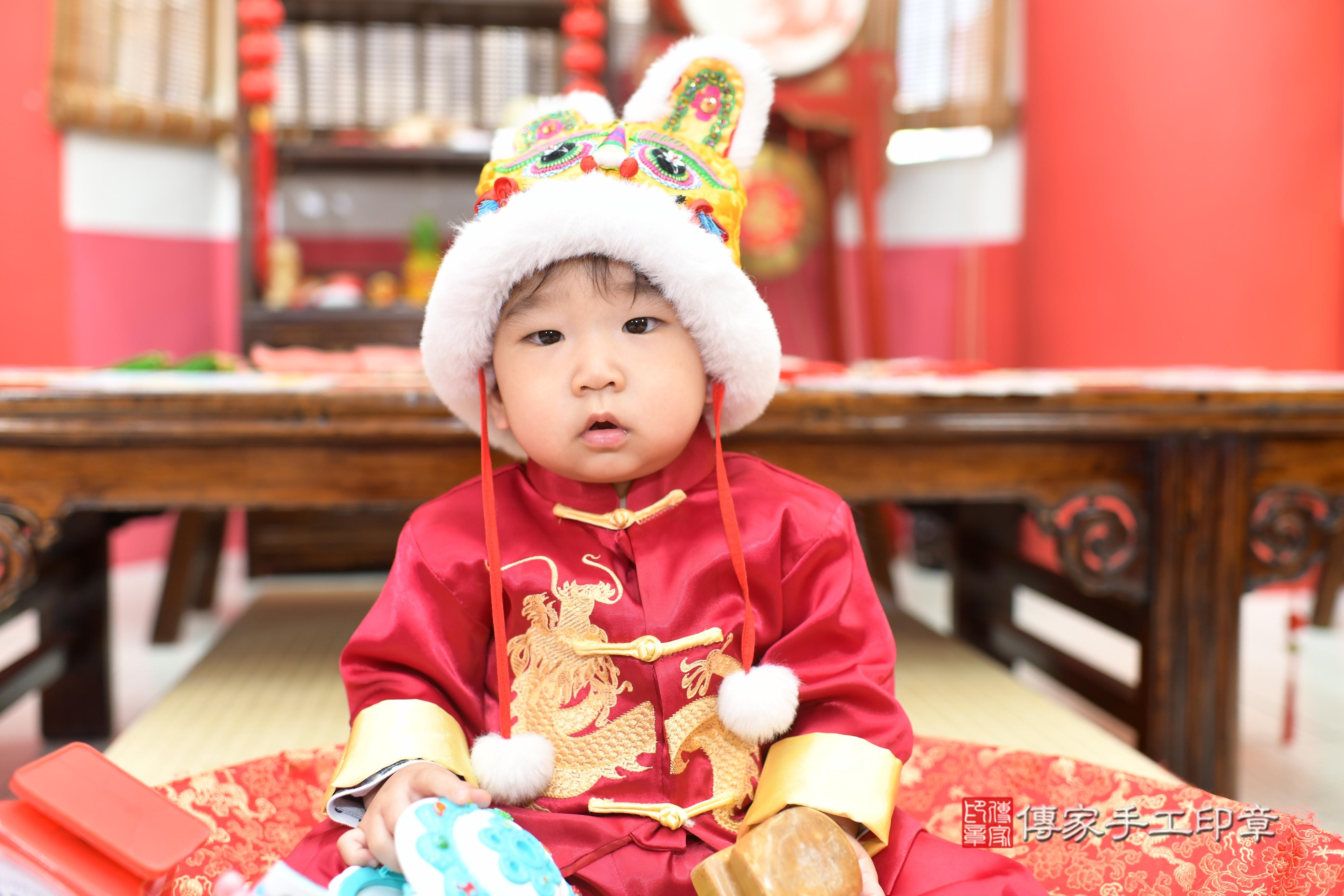 傳家手工印章高雄店、抓周、度脺、中國風會場、傳家嬰兒古禮、吉祥話、抓周道具物品24種、拍照。抓周證書。寶寶抓周、滿周歲、生日快樂、祝福 傳家手工印章高雄店、抓周、度脺、中國風會場、傳家嬰兒古禮、吉祥話、抓周道具物品24種、拍照。抓周證書。寶寶抓周、滿周歲、生日快樂、祝福