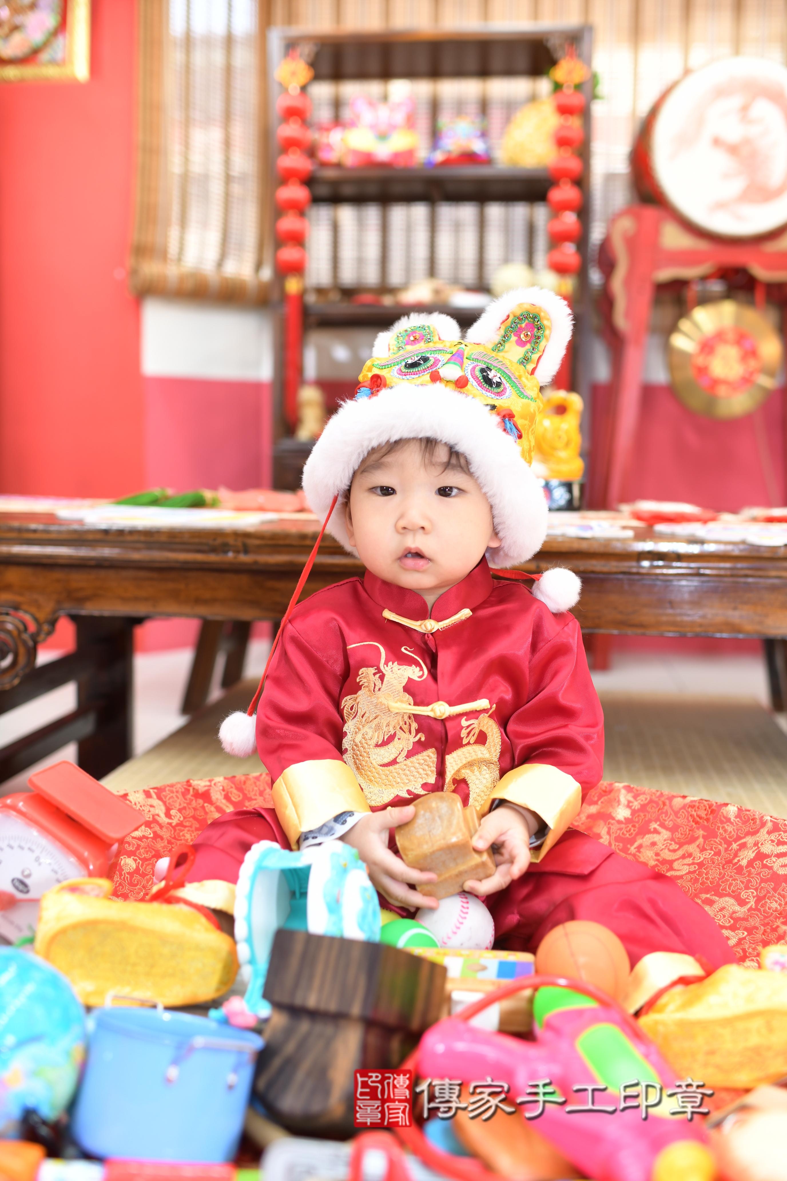 傳家手工印章高雄店、抓周、度脺、中國風會場、傳家嬰兒古禮、吉祥話、抓周道具物品24種、拍照。抓周證書。寶寶抓周、滿周歲、生日快樂、祝福 傳家手工印章高雄店、抓周、度脺、中國風會場、傳家嬰兒古禮、吉祥話、抓周道具物品24種、拍照。抓周證書。寶寶抓周、滿周歲、生日快樂、祝福