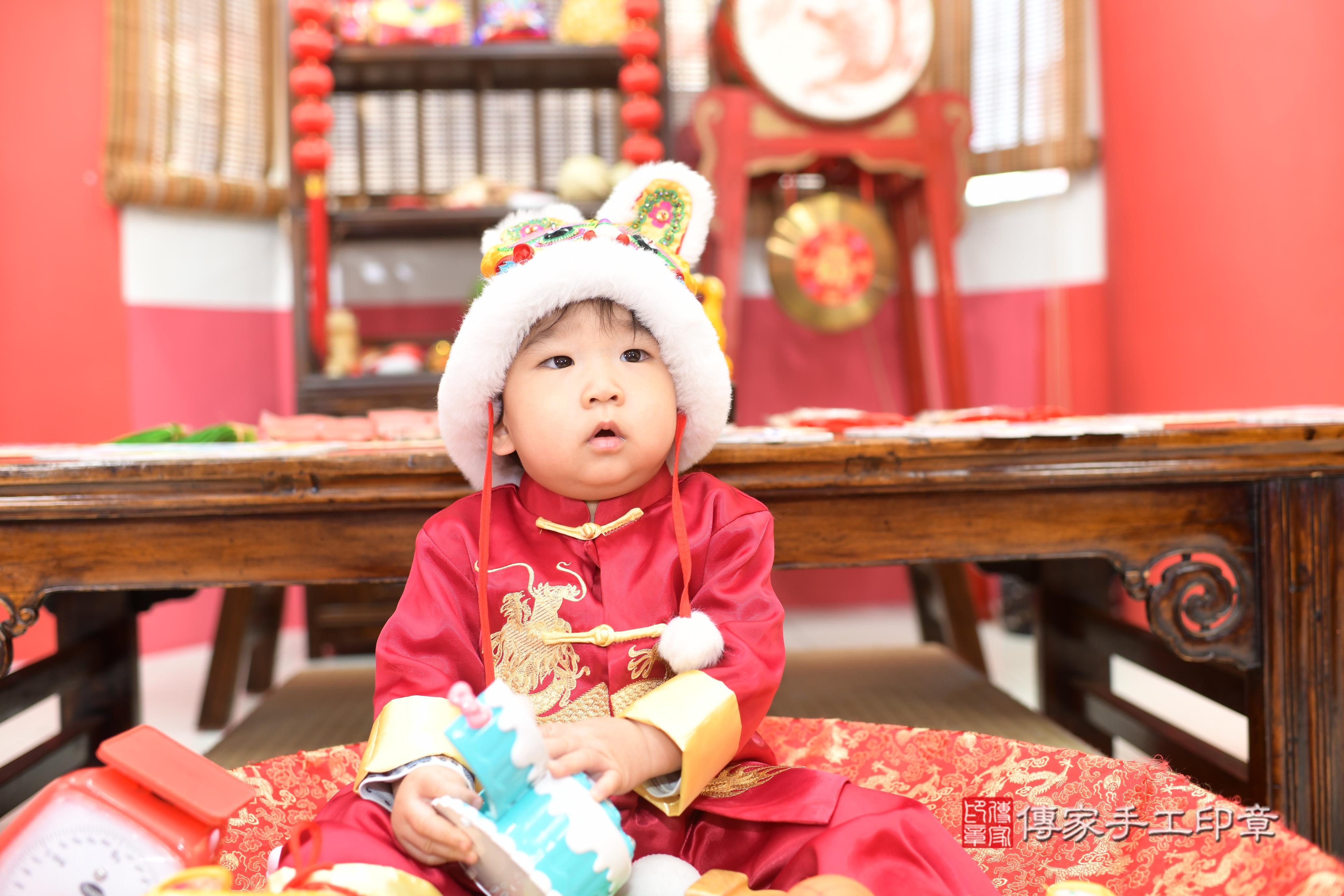 傳家手工印章高雄店、抓周、度脺、中國風會場、傳家嬰兒古禮、吉祥話、抓周道具物品24種、拍照。抓周證書。寶寶抓周、滿周歲、生日快樂、祝福 傳家手工印章高雄店、抓周、度脺、中國風會場、傳家嬰兒古禮、吉祥話、抓周道具物品24種、拍照。抓周證書。寶寶抓周、滿周歲、生日快樂、祝福