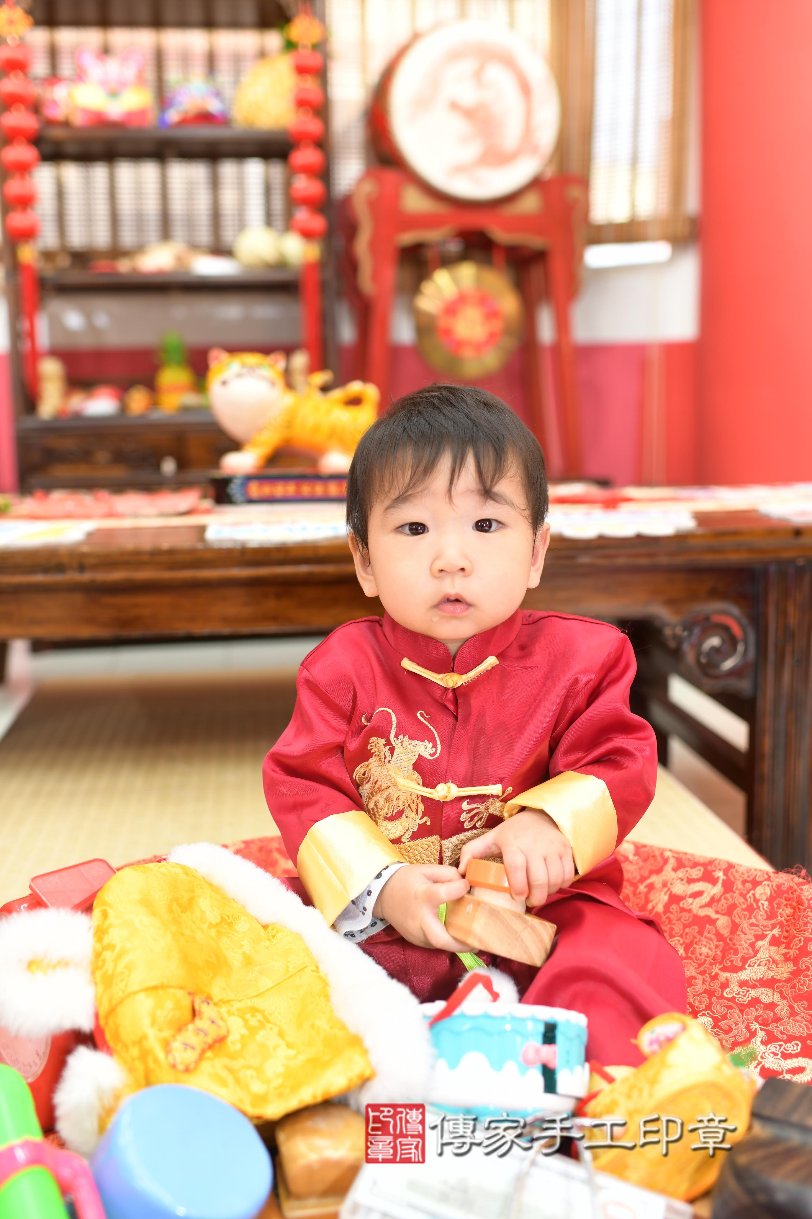 傳家手工印章高雄店、抓周、度脺、中國風會場、傳家嬰兒古禮、吉祥話、抓周道具物品24種、拍照。抓周證書。寶寶抓周、滿周歲、生日快樂、祝福 傳家手工印章高雄店、抓周、度脺、中國風會場、傳家嬰兒古禮、吉祥話、抓周道具物品24種、拍照。抓周證書。寶寶抓周、滿周歲、生日快樂、祝福