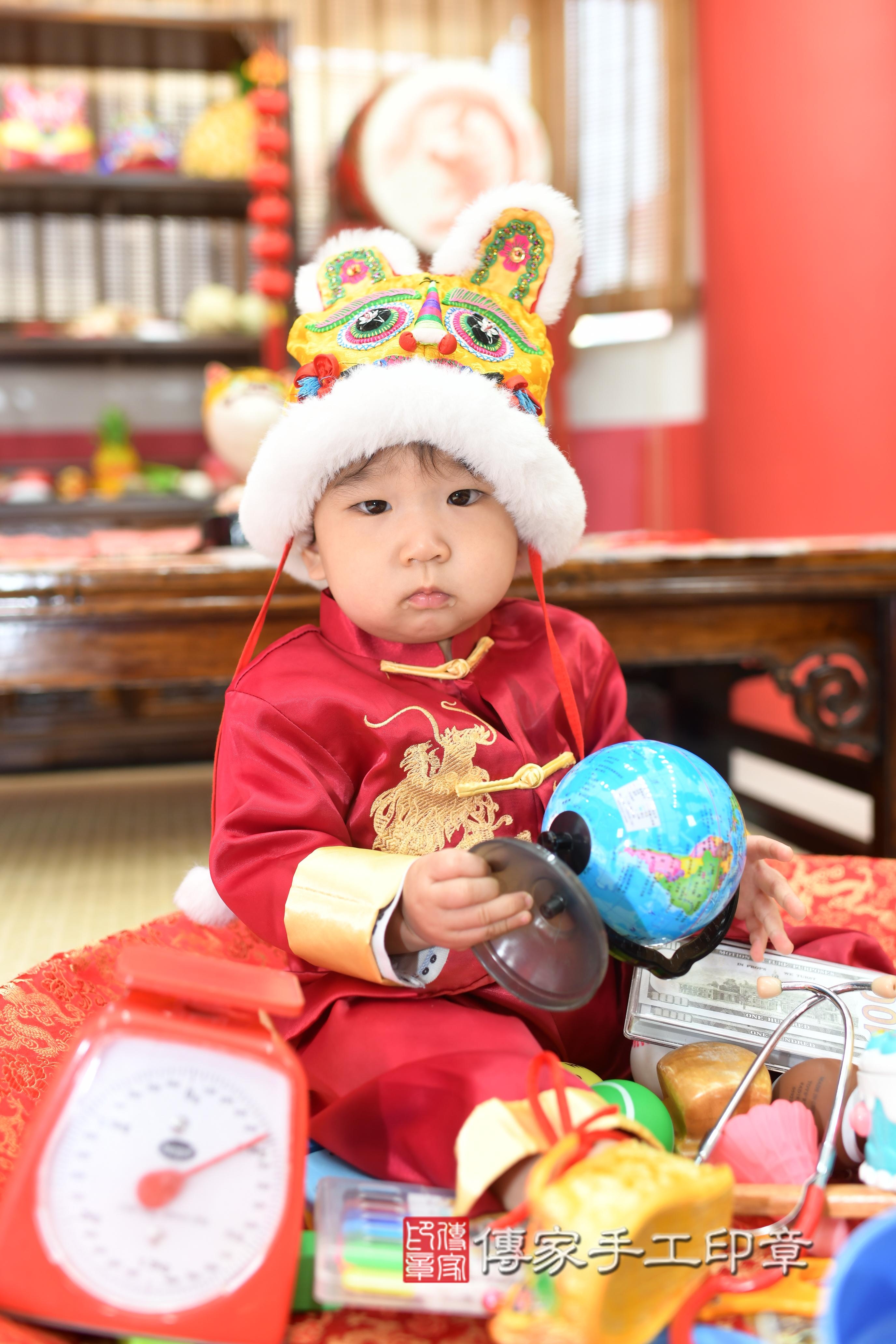 傳家手工印章高雄店、抓周、度脺、中國風會場、傳家嬰兒古禮、吉祥話、抓周道具物品24種、拍照。抓周證書。寶寶抓周、滿周歲、生日快樂、祝福 傳家手工印章高雄店、抓周、度脺、中國風會場、傳家嬰兒古禮、吉祥話、抓周道具物品24種、拍照。抓周證書。寶寶抓周、滿周歲、生日快樂、祝福