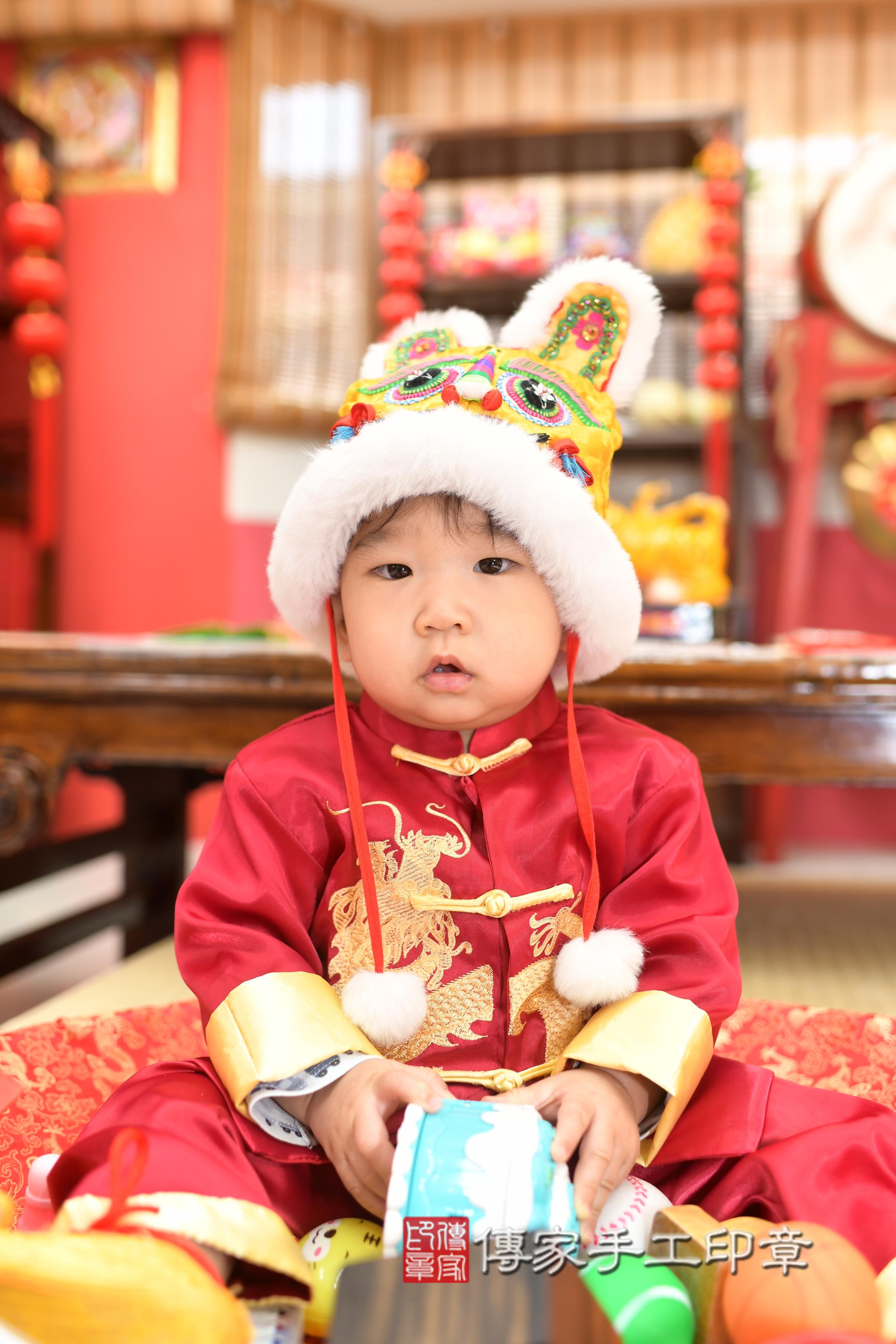 傳家手工印章高雄店、抓周、度脺、中國風會場、傳家嬰兒古禮、吉祥話、抓周道具物品24種、拍照。抓周證書。寶寶抓周、滿周歲、生日快樂、祝福 傳家手工印章高雄店、抓周、度脺、中國風會場、傳家嬰兒古禮、吉祥話、抓周道具物品24種、拍照。抓周證書。寶寶抓周、滿周歲、生日快樂、祝福