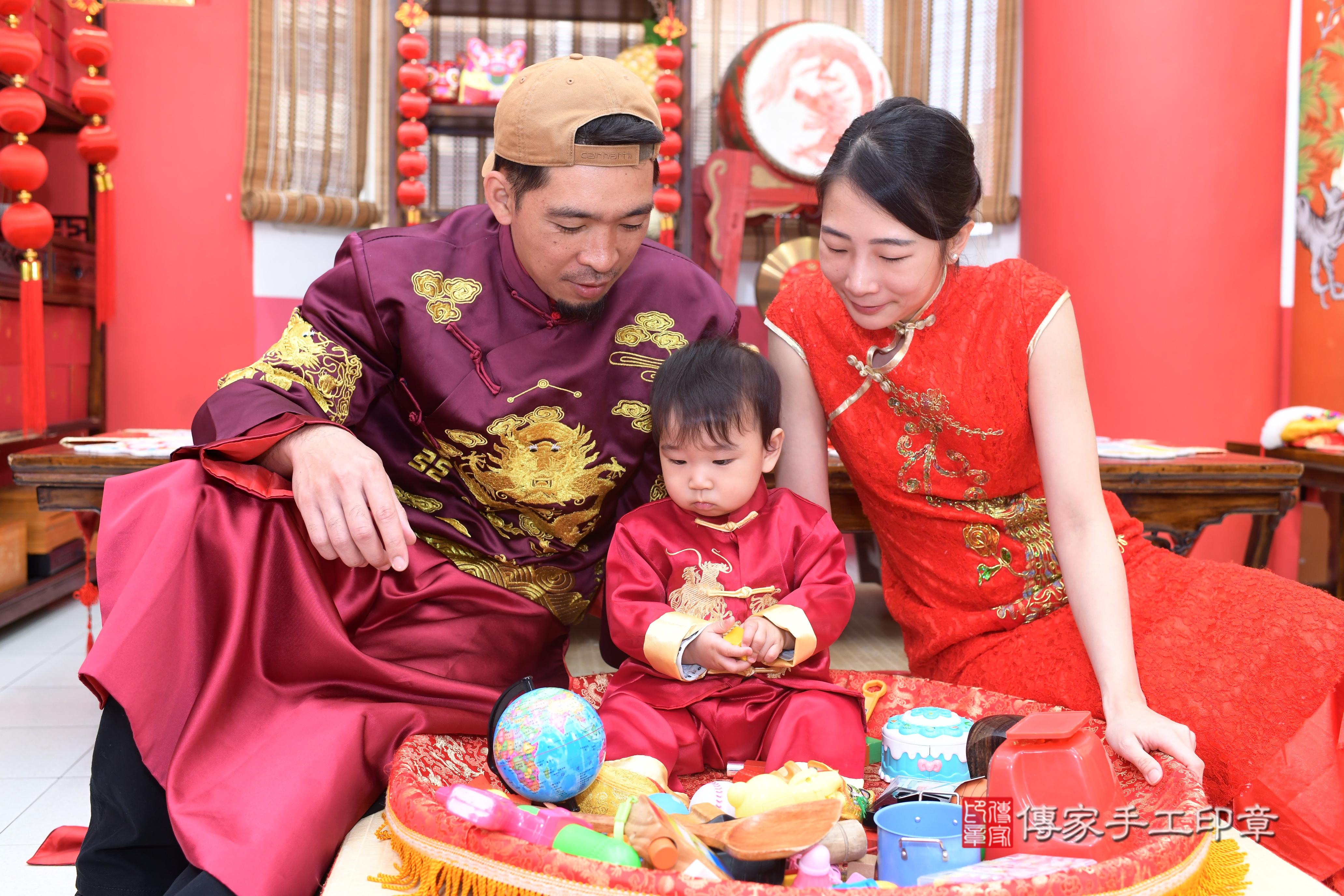 傳家手工印章高雄店、抓周、度脺、中國風會場、傳家嬰兒古禮、吉祥話、抓周道具物品24種、拍照。抓周證書。寶寶抓周、滿周歲、生日快樂、祝福 傳家手工印章高雄店、抓周、度脺、中國風會場、傳家嬰兒古禮、吉祥話、抓周道具物品24種、拍照。抓周證書。寶寶抓周、滿周歲、生日快樂、祝福