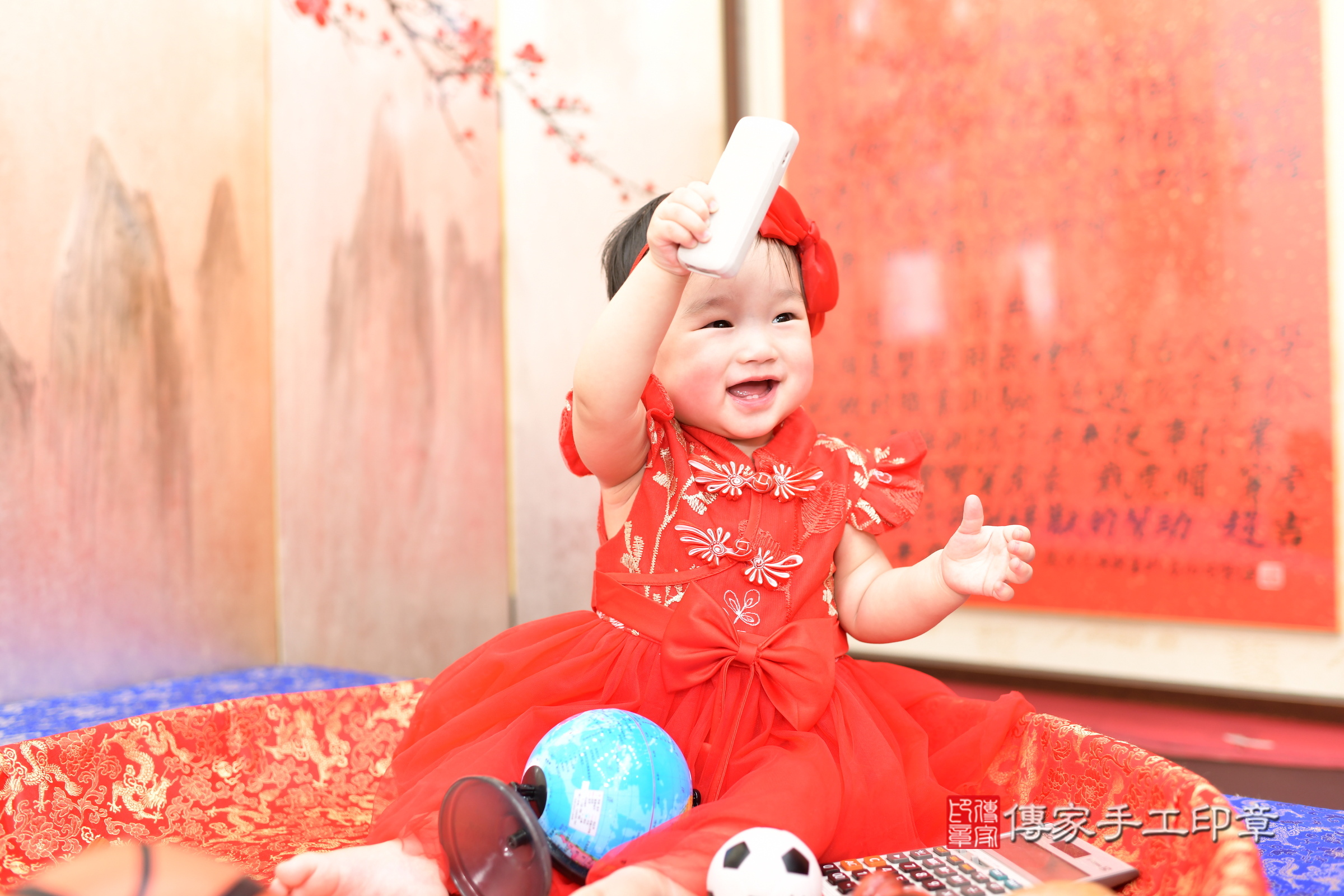 新北市永和區瑛瑛寶寶抓周推薦：傳家新北店抓周度脺中國風會場，嬰兒古禮抓周流程儀式吉祥話、抓周道具物品24種、拍照。抓周證書。2025.2.28，照片7