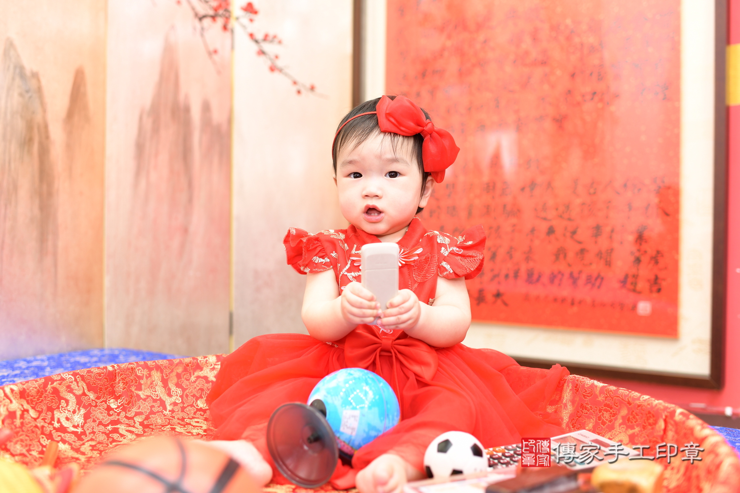 新北市永和區瑛瑛寶寶抓周推薦：傳家新北店抓周度脺中國風會場，嬰兒古禮抓周流程儀式吉祥話、抓周道具物品24種、拍照。抓周證書。2025.2.28，照片6
