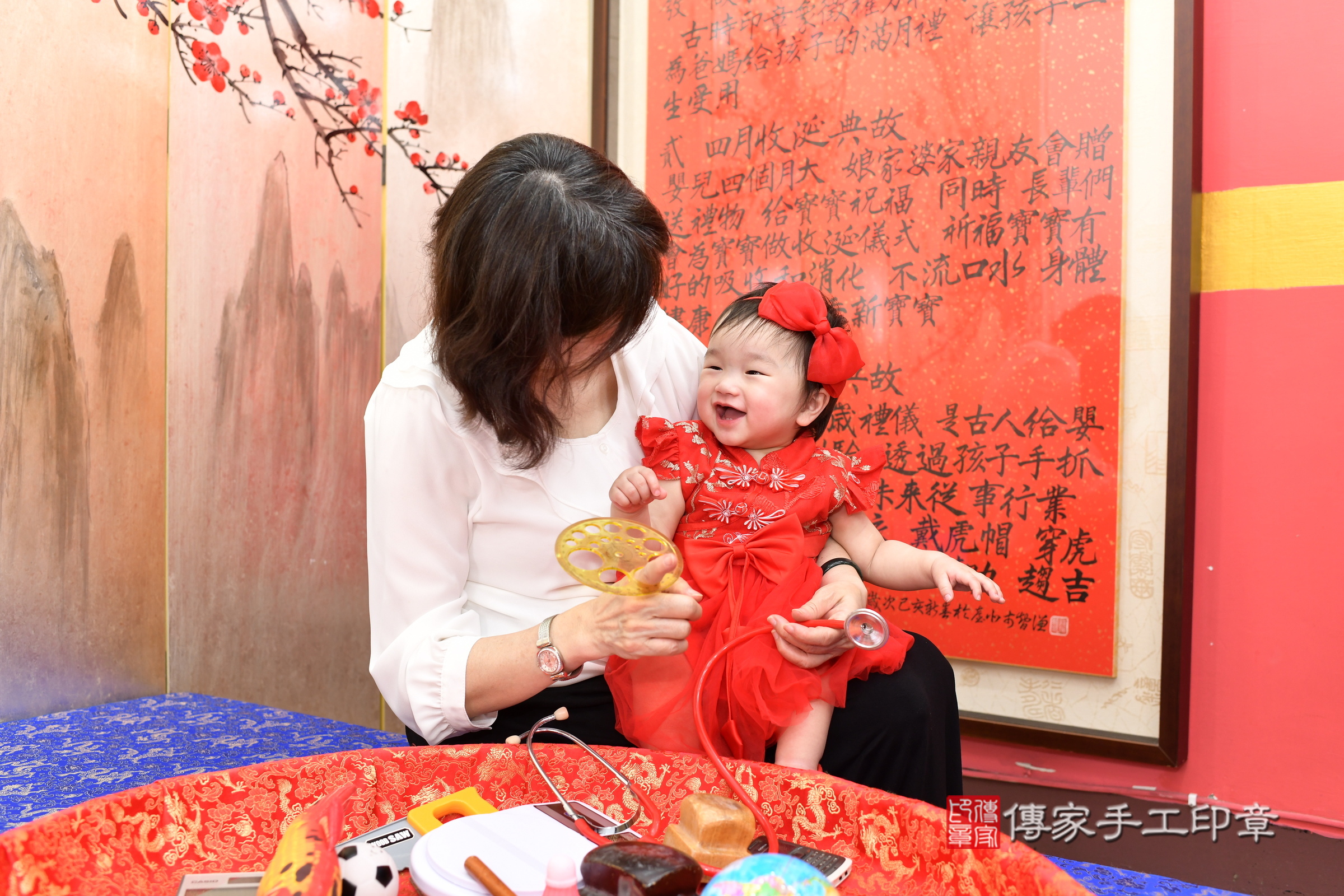 新北市永和區瑛瑛寶寶抓周推薦：傳家新北店抓周度脺中國風會場，嬰兒古禮抓周流程儀式吉祥話、抓周道具物品24種、拍照。抓周證書。2025.2.28，照片5