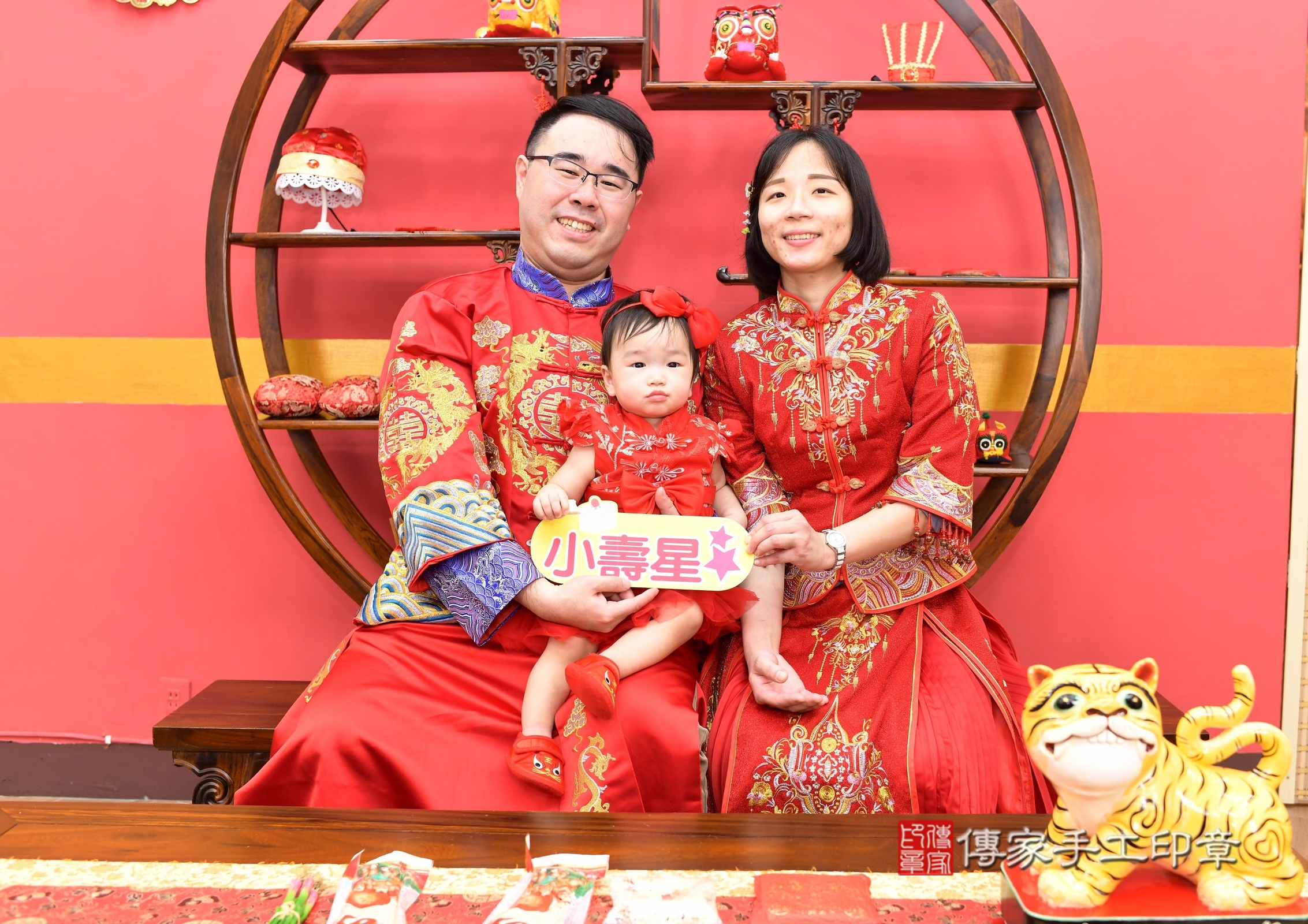 新北市永和區瑛瑛寶寶抓周推薦：傳家新北店抓周度脺中國風會場，嬰兒古禮抓周流程儀式吉祥話、抓周道具物品24種、拍照。抓周證書。2025.2.28，照片12