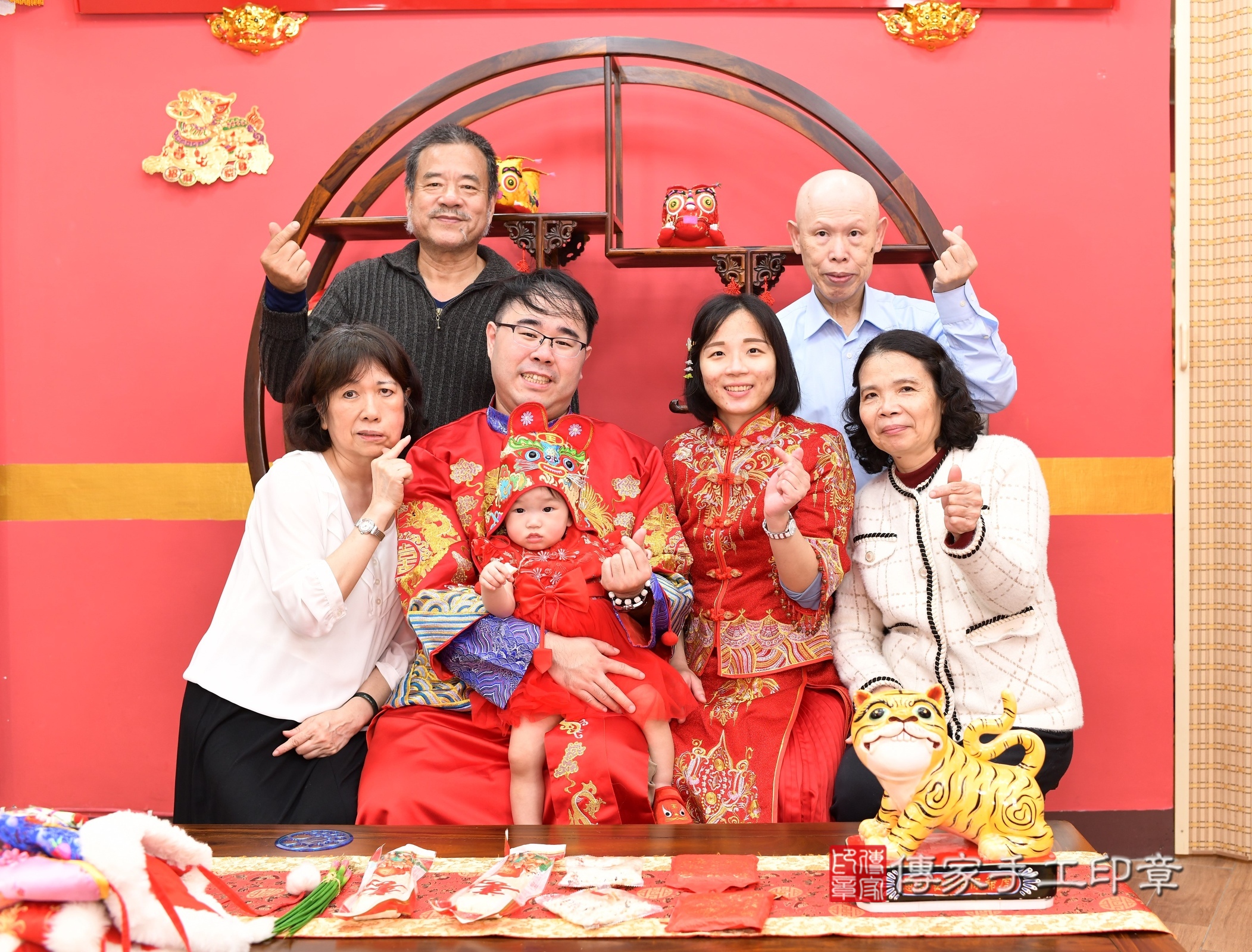 新北市永和區瑛瑛寶寶抓周推薦：傳家新北店抓周度脺中國風會場，嬰兒古禮抓周流程儀式吉祥話、抓周道具物品24種、拍照。抓周證書。2025.2.28，照片9