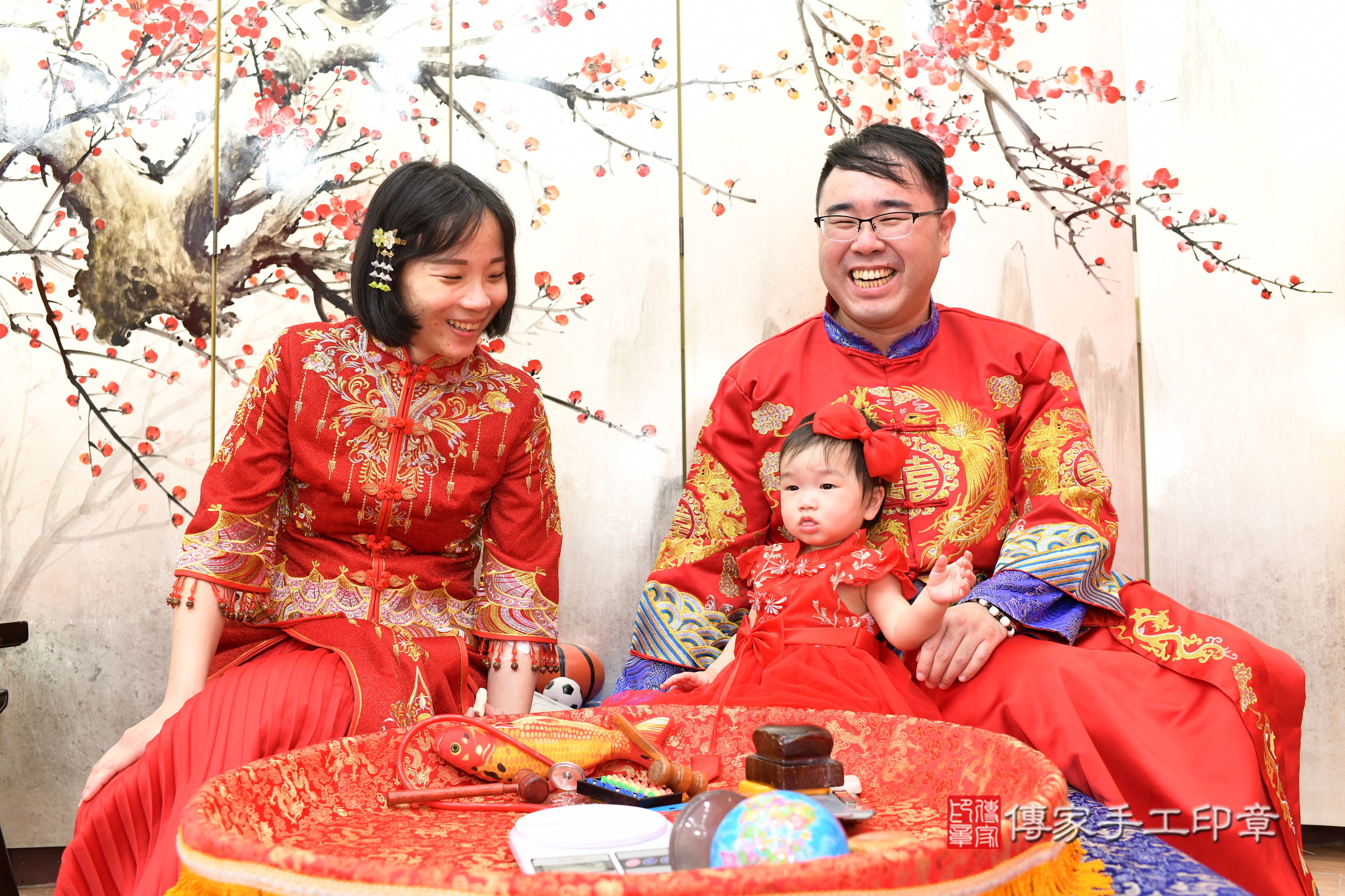 新北市永和區瑛瑛寶寶抓周推薦：傳家新北店抓周度脺中國風會場，嬰兒古禮抓周流程儀式吉祥話、抓周道具物品24種、拍照。抓周證書。2025.2.28，照片3