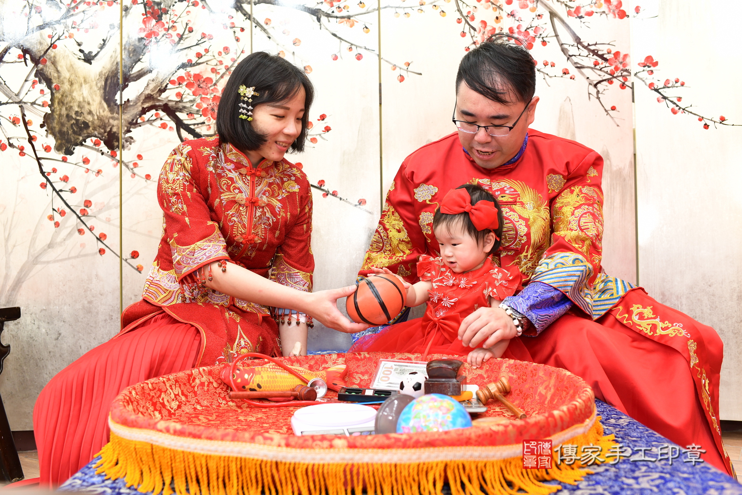 新北市永和區瑛瑛寶寶抓周推薦：傳家新北店抓周度脺中國風會場，嬰兒古禮抓周流程儀式吉祥話、抓周道具物品24種、拍照。抓周證書。2025.2.28，照片4