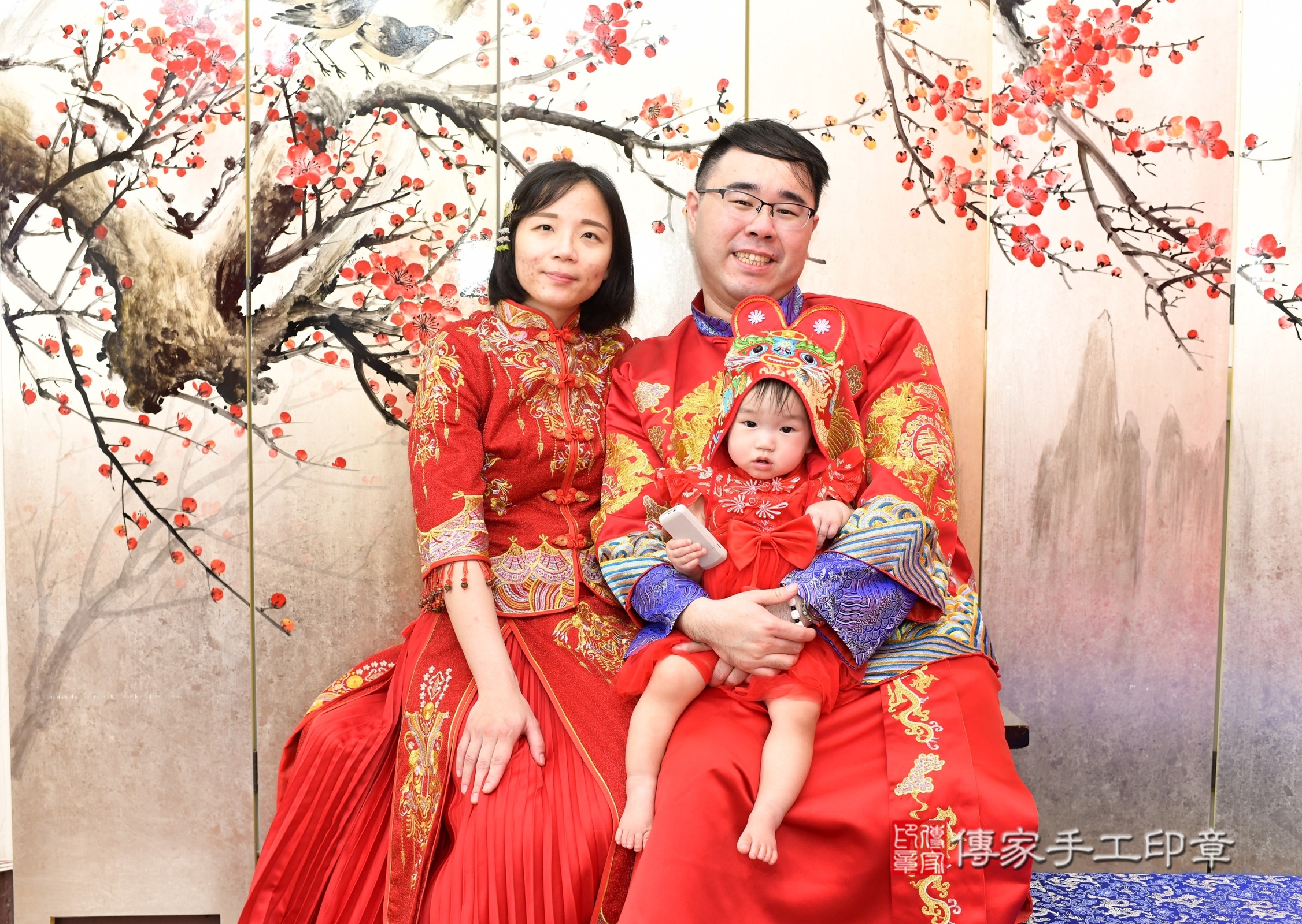 新北市永和區瑛瑛寶寶抓周推薦：傳家新北店抓周度脺中國風會場，嬰兒古禮抓周流程儀式吉祥話、抓周道具物品24種、拍照。抓周證書。2025.2.28，照片1