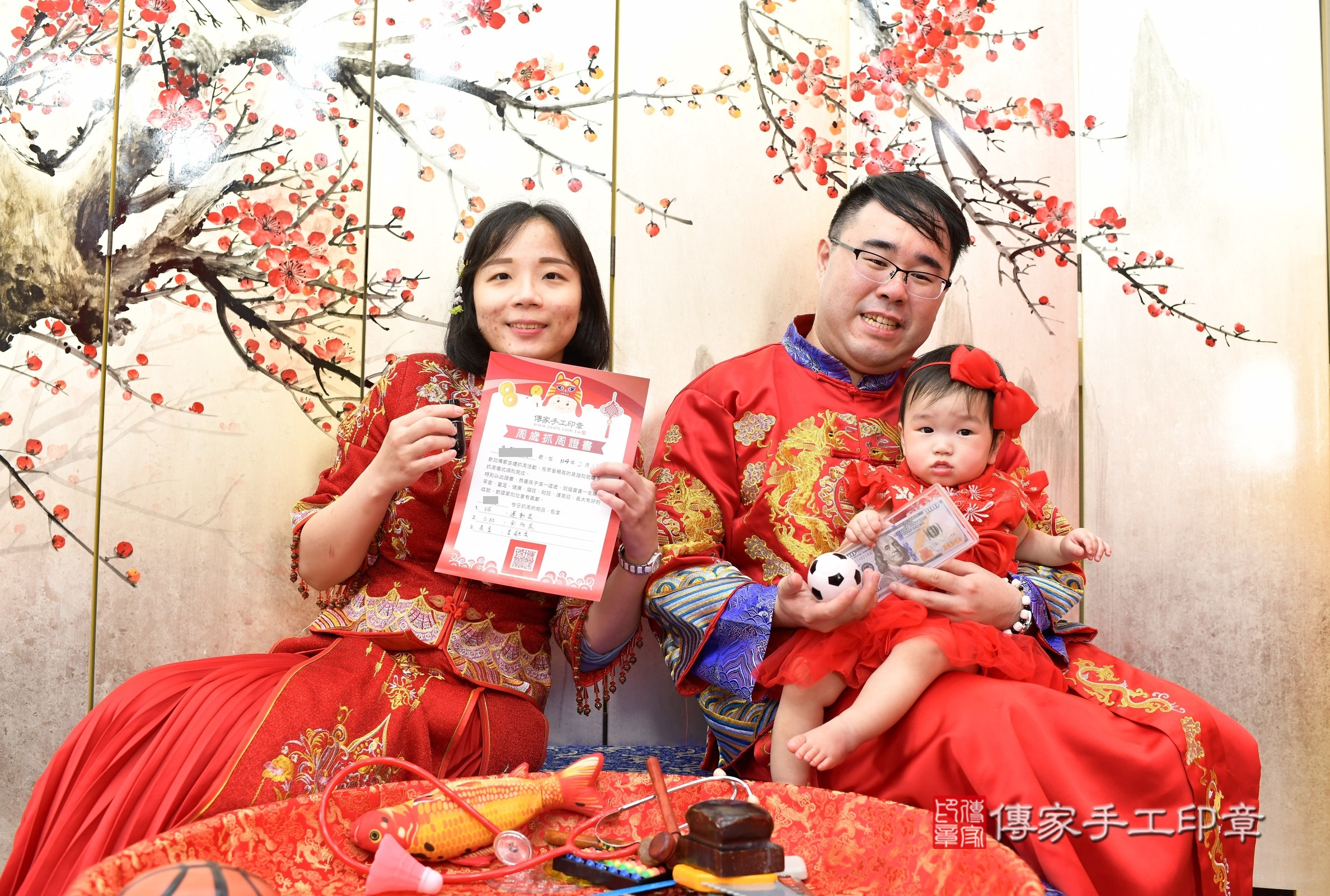 新北市永和區瑛瑛寶寶抓周推薦：傳家新北店抓周度脺中國風會場，嬰兒古禮抓周流程儀式吉祥話、抓周道具物品24種、拍照。抓周證書。2025.2.28，照片11