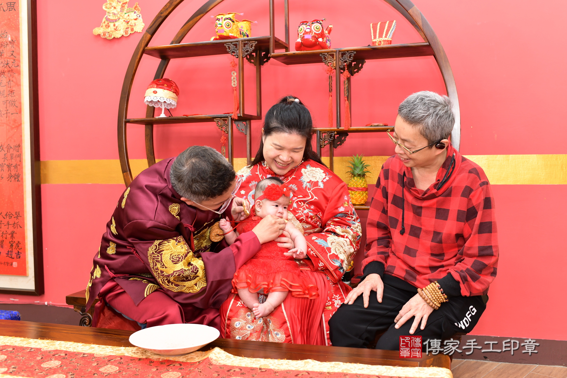 新北市永和區恩恩寶寶收涎推薦：傳家新北店收涎中國風會場，嬰兒古禮收涎收口水流程儀式、收涎吉祥話、收涎餅乾、收涎拍照。收涎證書。2025.2.28，照片12