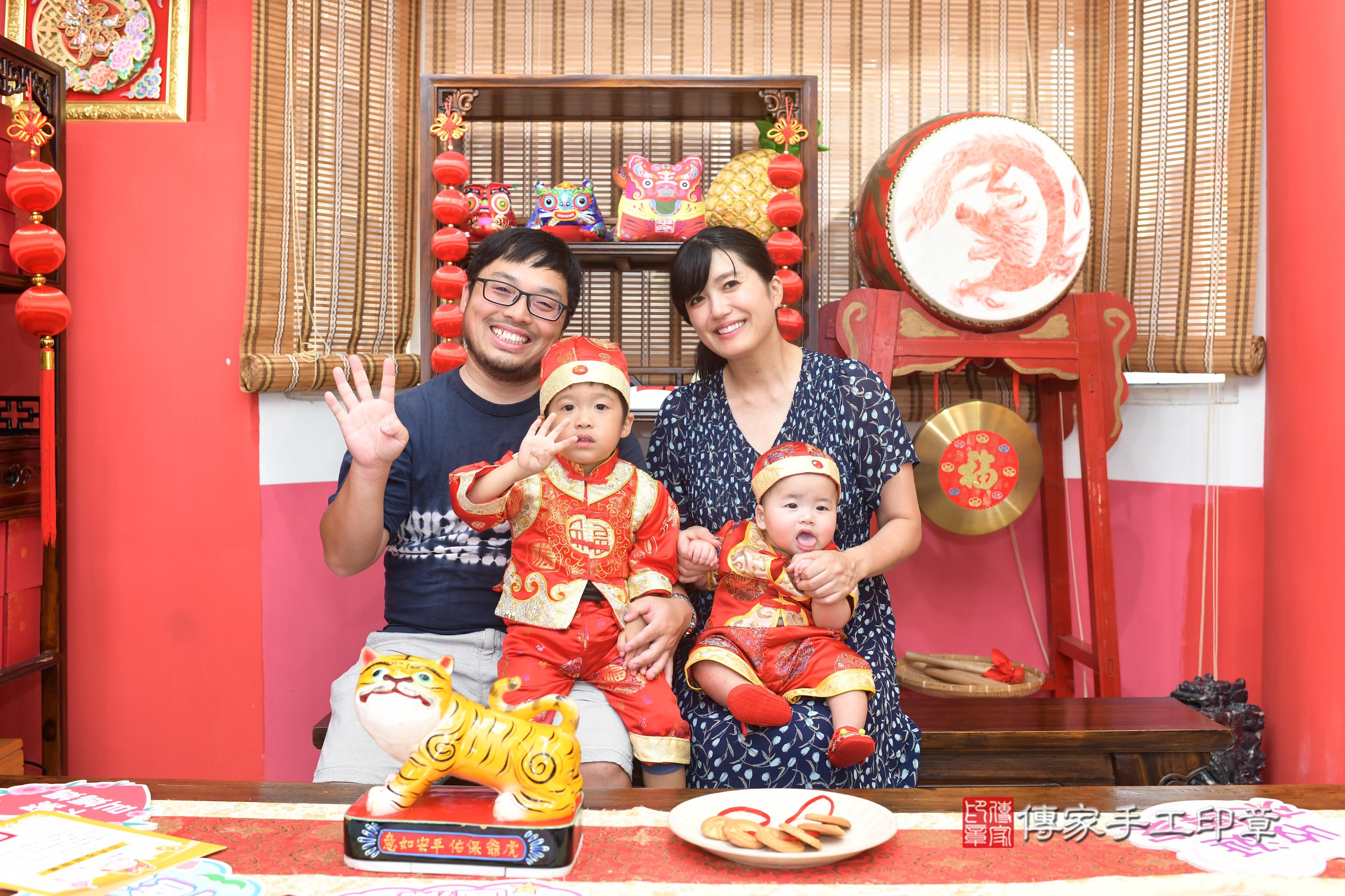 傳家手工印章高雄店、抓周、度脺、中國風會場、傳家嬰兒古禮、吉祥話、抓周道具物品24種、拍照。抓周證書。寶寶抓周、滿周歲、生日快樂、祝福