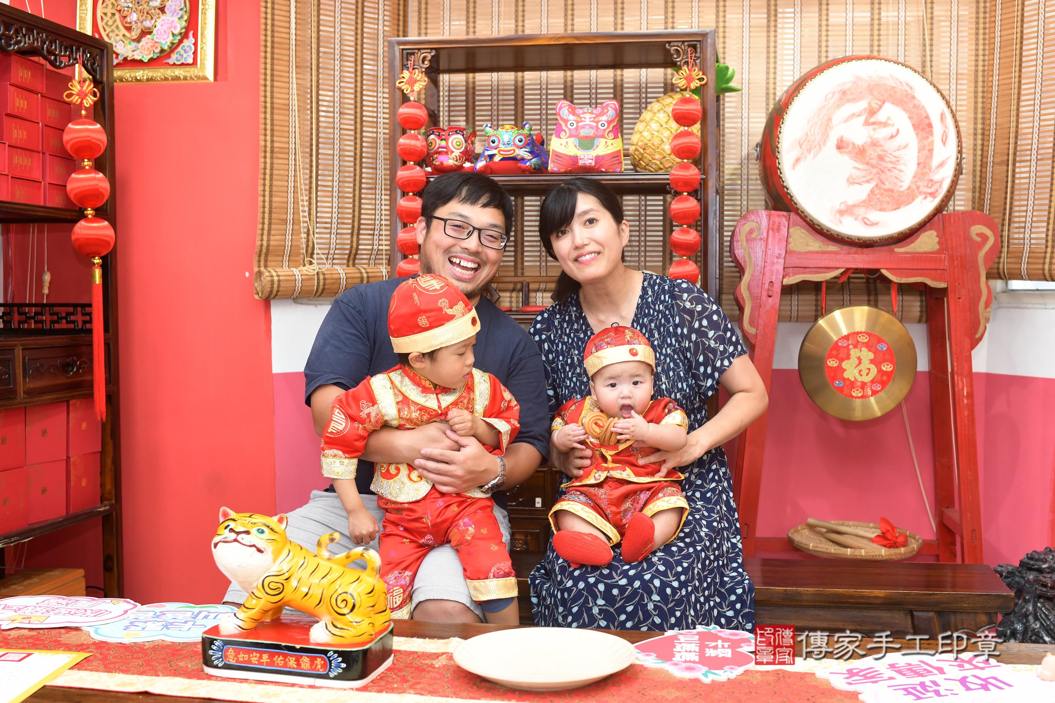 傳家手工印章高雄店、抓周、度脺、中國風會場、傳家嬰兒古禮、吉祥話、抓周道具物品24種、拍照。抓周證書。寶寶抓周、滿周歲、生日快樂、祝福