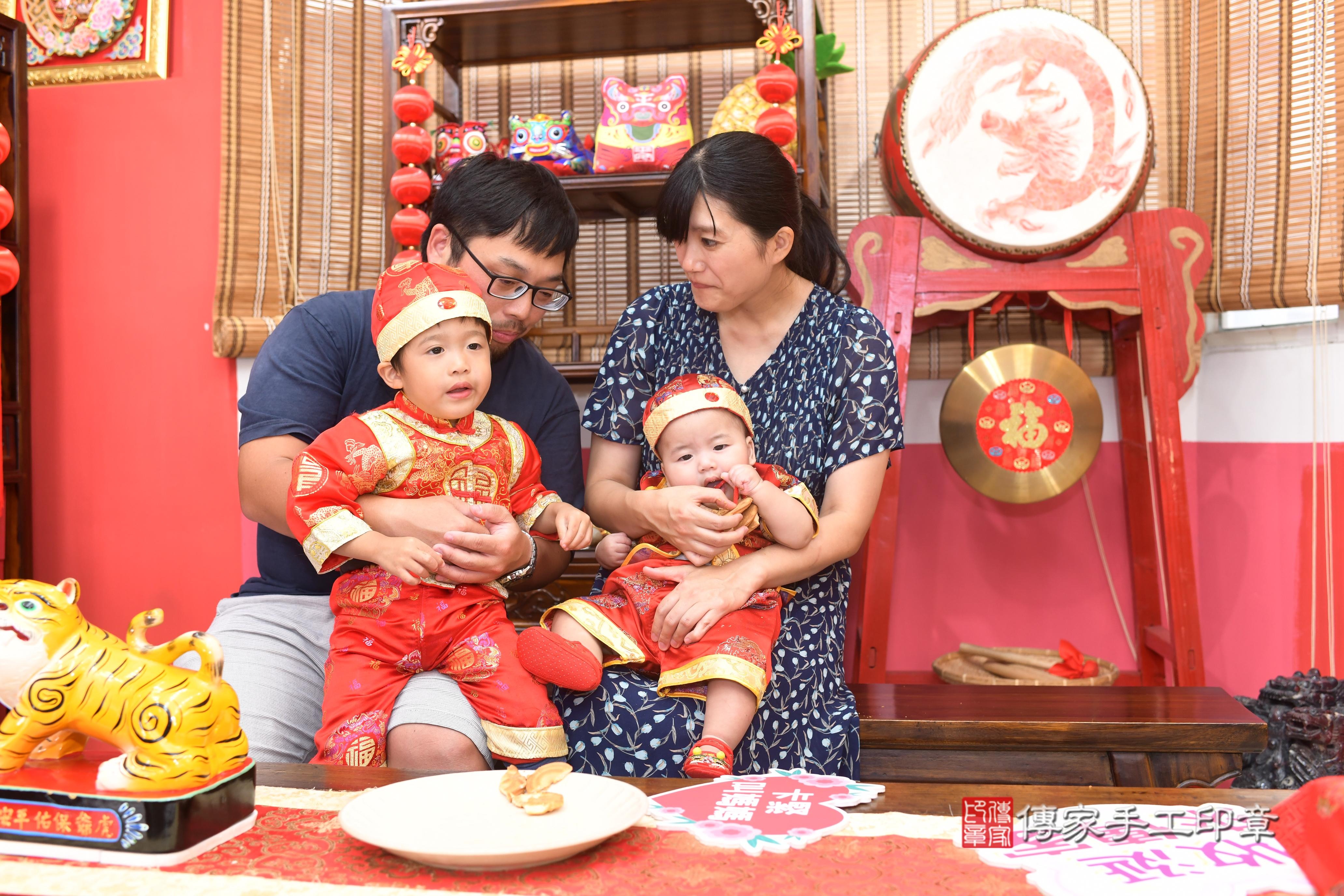 傳家手工印章高雄店、抓周、度脺、中國風會場、傳家嬰兒古禮、吉祥話、抓周道具物品24種、拍照。抓周證書。寶寶抓周、滿周歲、生日快樂、祝福