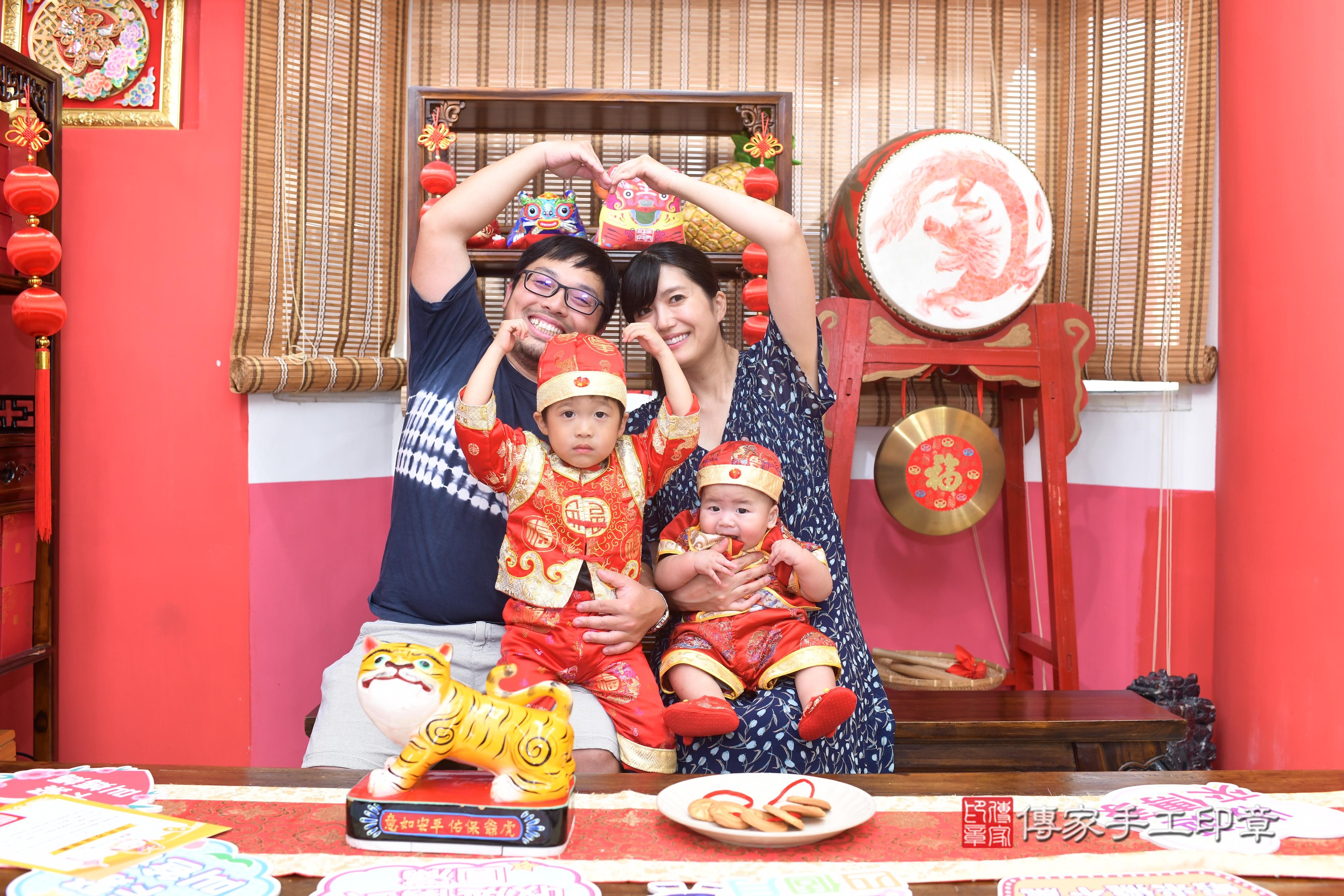 傳家手工印章高雄店、抓周、度脺、中國風會場、傳家嬰兒古禮、吉祥話、抓周道具物品24種、拍照。抓周證書。寶寶抓周、滿周歲、生日快樂、祝福