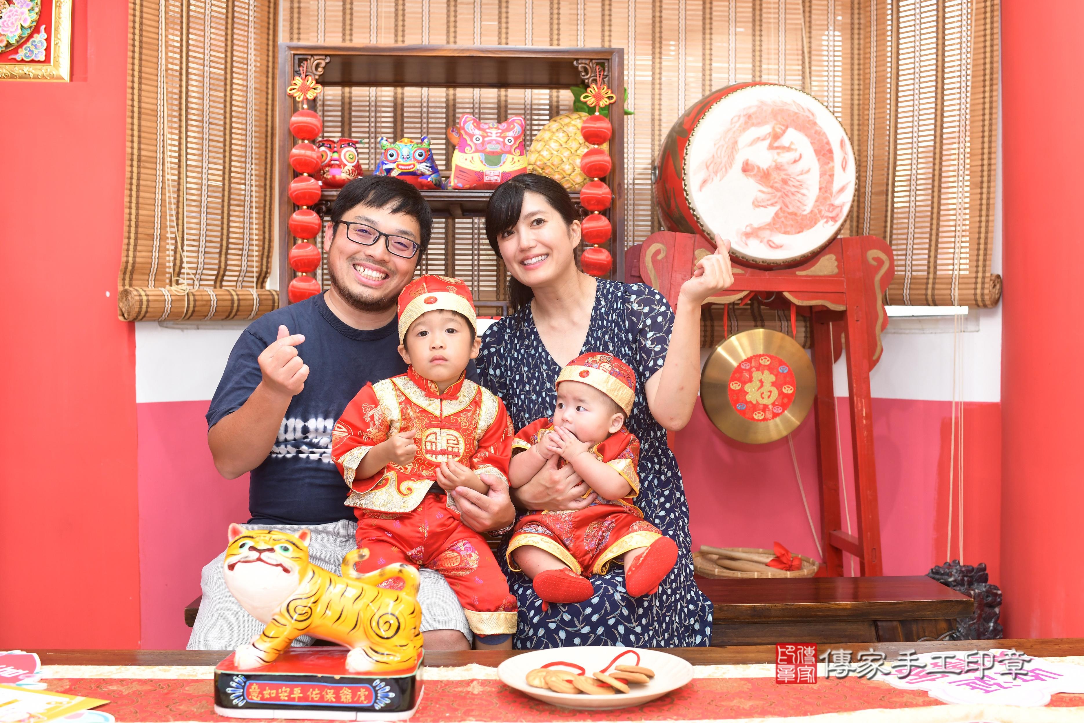 傳家手工印章高雄店、抓周、度脺、中國風會場、傳家嬰兒古禮、吉祥話、抓周道具物品24種、拍照。抓周證書。寶寶抓周、滿周歲、生日快樂、祝福