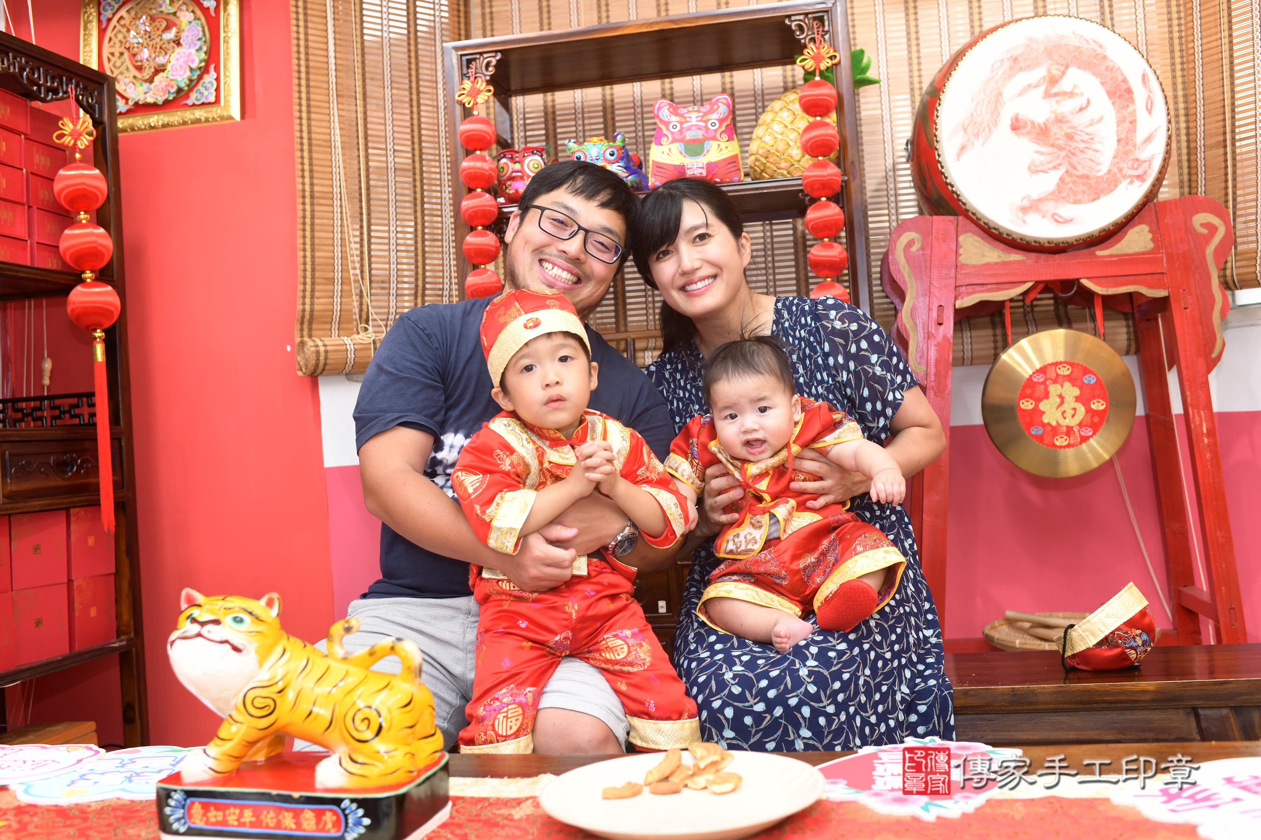 傳家手工印章高雄店、抓周、度脺、中國風會場、傳家嬰兒古禮、吉祥話、抓周道具物品24種、拍照。抓周證書。寶寶抓周、滿周歲、生日快樂、祝福