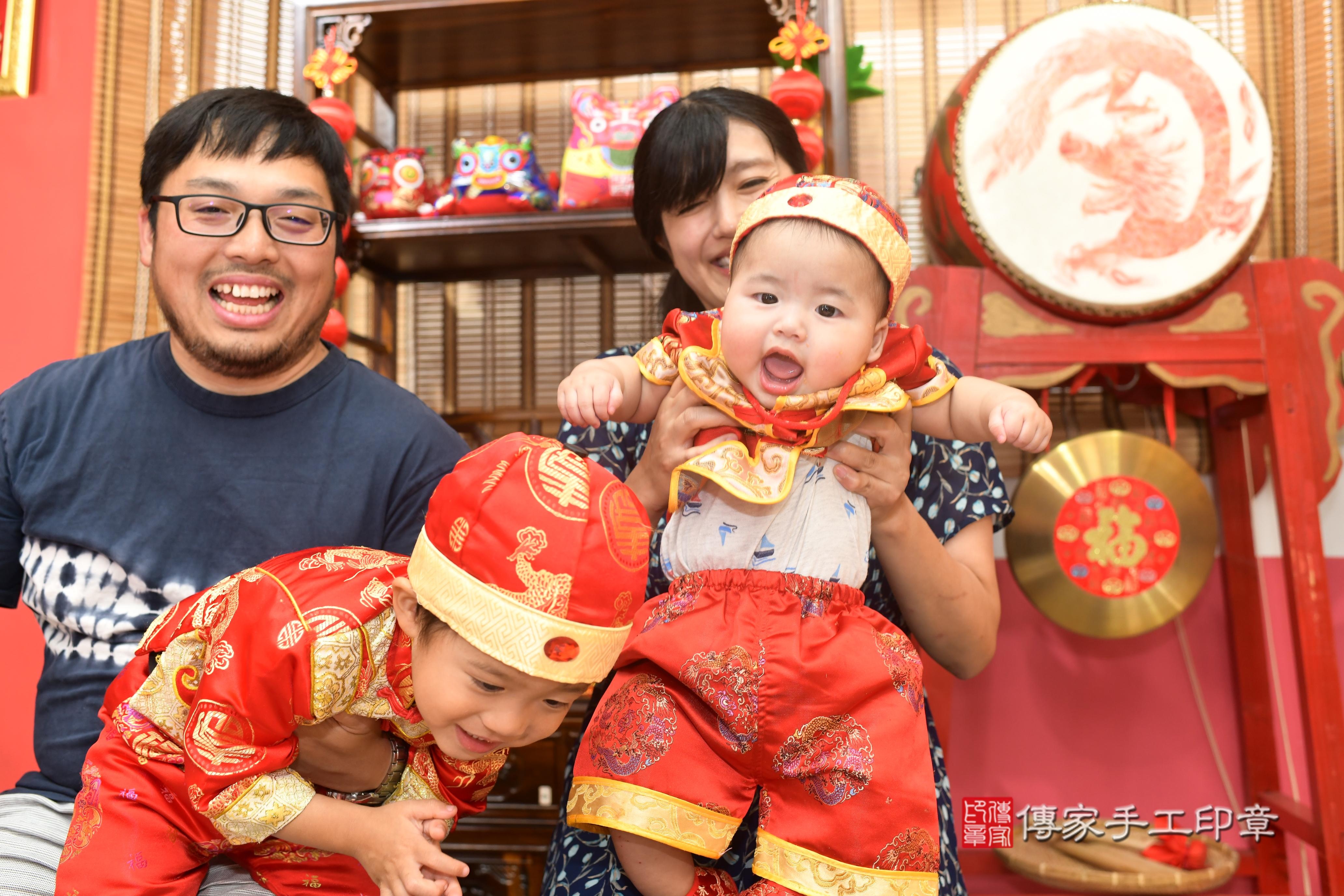 傳家手工印章高雄店、抓周、度脺、中國風會場、傳家嬰兒古禮、吉祥話、抓周道具物品24種、拍照。抓周證書。寶寶抓周、滿周歲、生日快樂、祝福