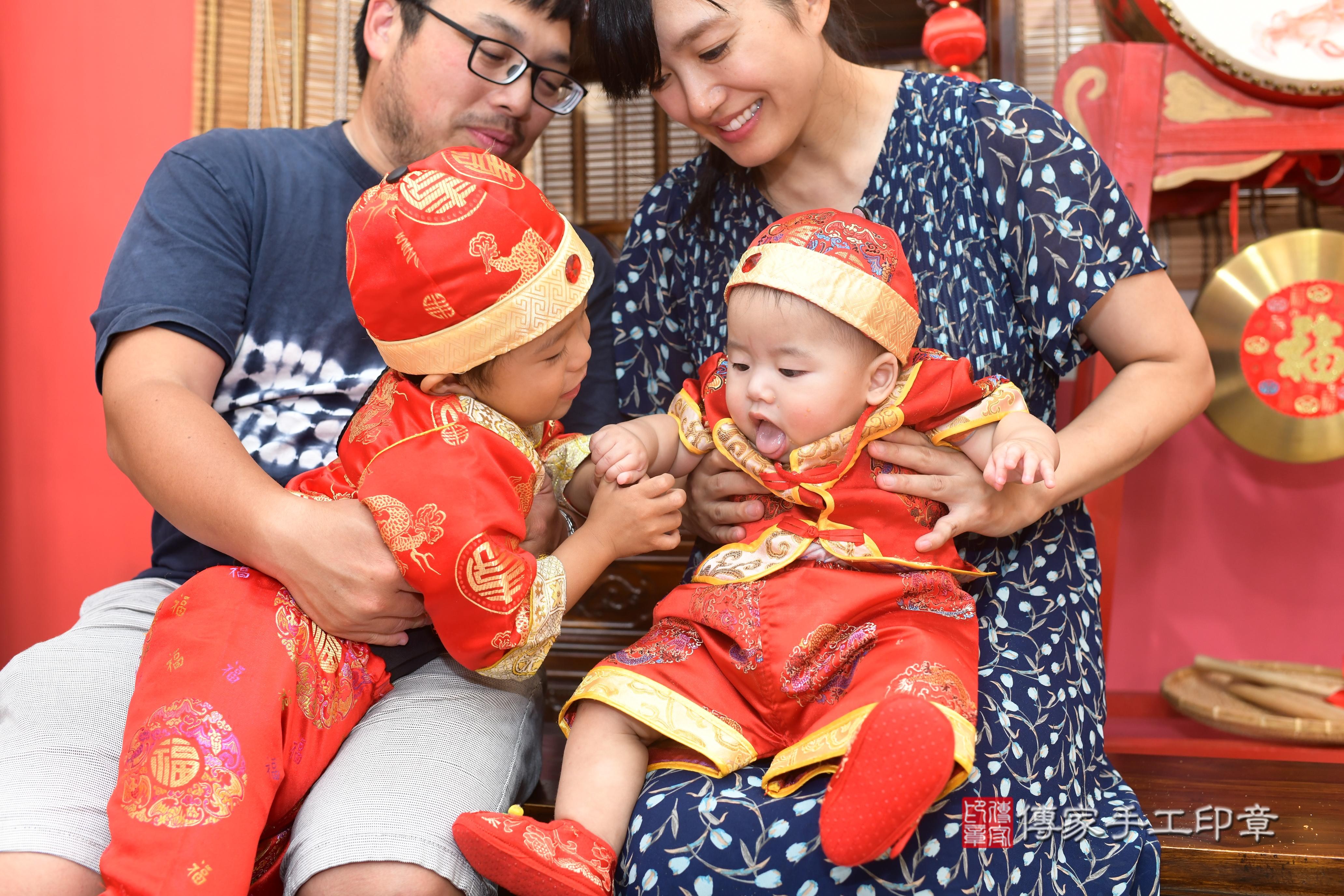 傳家手工印章高雄店、抓周、度脺、中國風會場、傳家嬰兒古禮、吉祥話、抓周道具物品24種、拍照。抓周證書。寶寶抓周、滿周歲、生日快樂、祝福