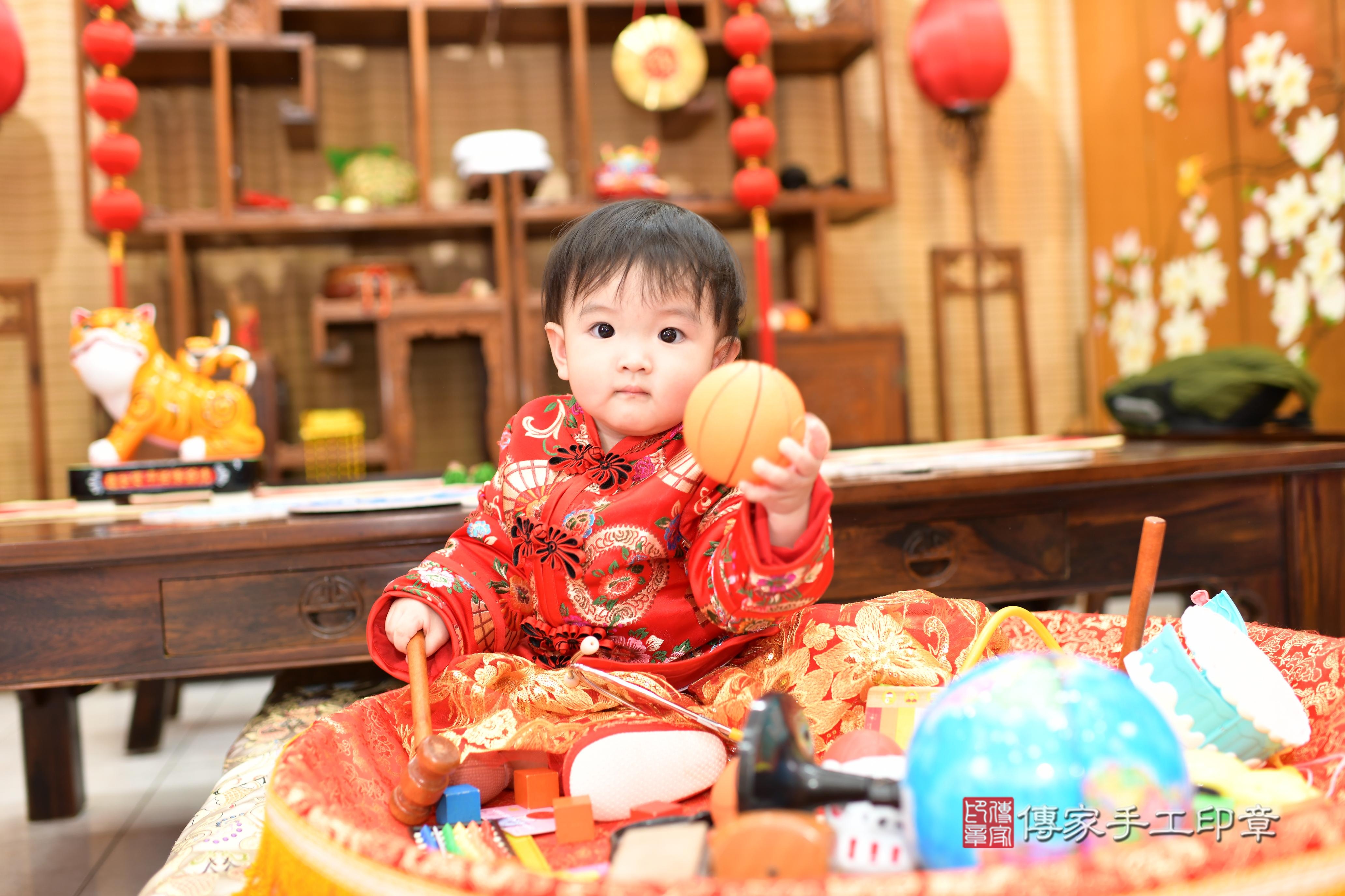 傳家手工印章台南店、抓周、度脺、中國風會場、傳家嬰兒古禮、吉祥話、抓周道具物品24種、拍照。抓周證書。寶寶抓周、滿周歲、生日快樂、祝福