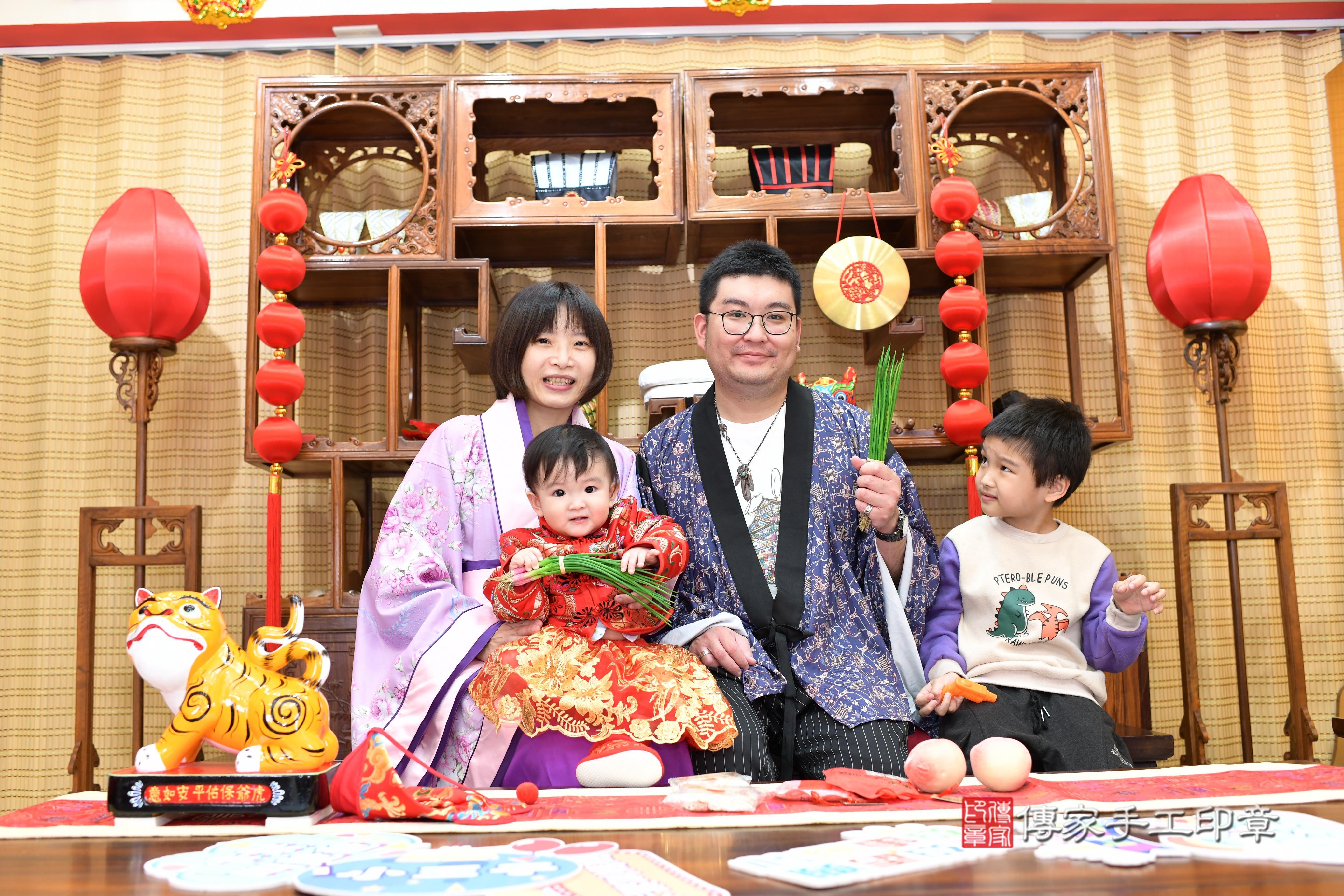 傳家手工印章台南店、抓周、度脺、中國風會場、傳家嬰兒古禮、吉祥話、抓周道具物品24種、拍照。抓周證書。寶寶抓周、滿周歲、生日快樂、祝福 傳家手工印章台南店、抓周、度脺、中國風會場、傳家嬰兒古禮、吉祥話、抓周道具物品24種、拍照。抓周證書。寶寶抓周、滿周歲、生日快樂、祝福