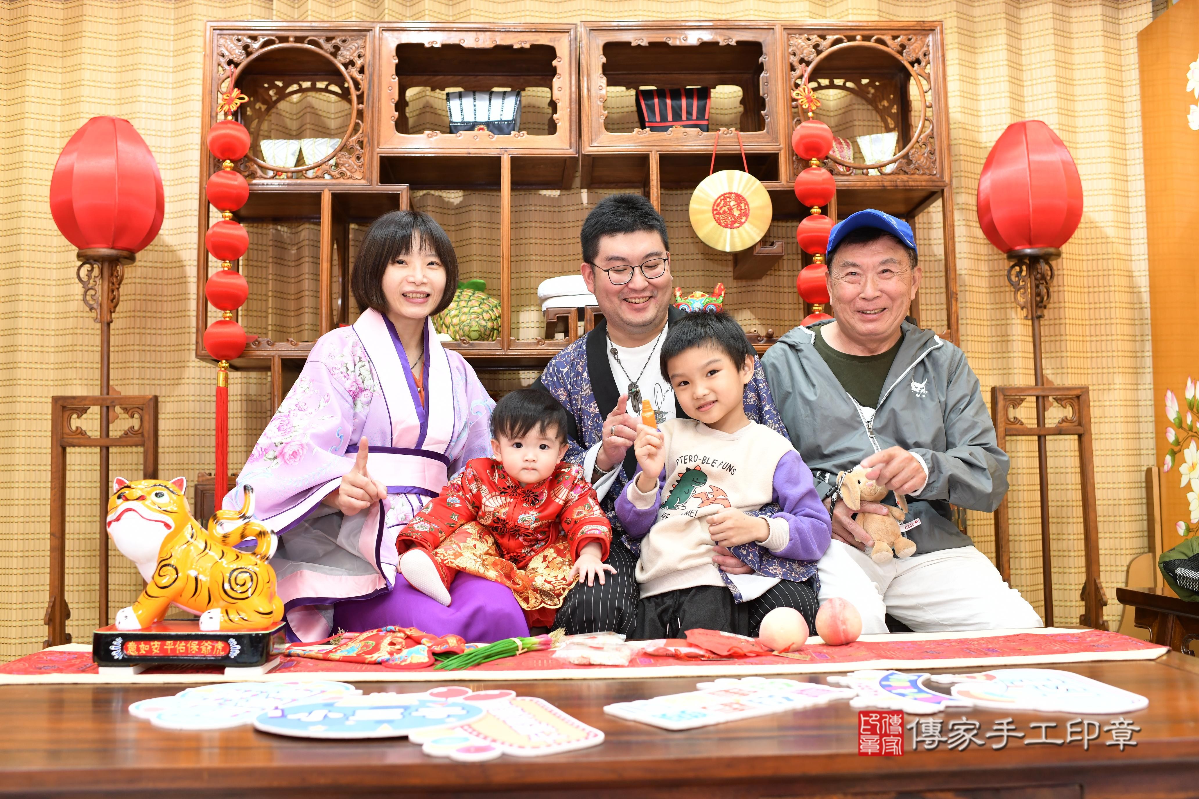 傳家手工印章台南店、抓周、度脺、中國風會場、傳家嬰兒古禮、吉祥話、抓周道具物品24種、拍照。抓周證書。寶寶抓周、滿周歲、生日快樂、祝福 傳家手工印章台南店、抓周、度脺、中國風會場、傳家嬰兒古禮、吉祥話、抓周道具物品24種、拍照。抓周證書。寶寶抓周、滿周歲、生日快樂、祝福