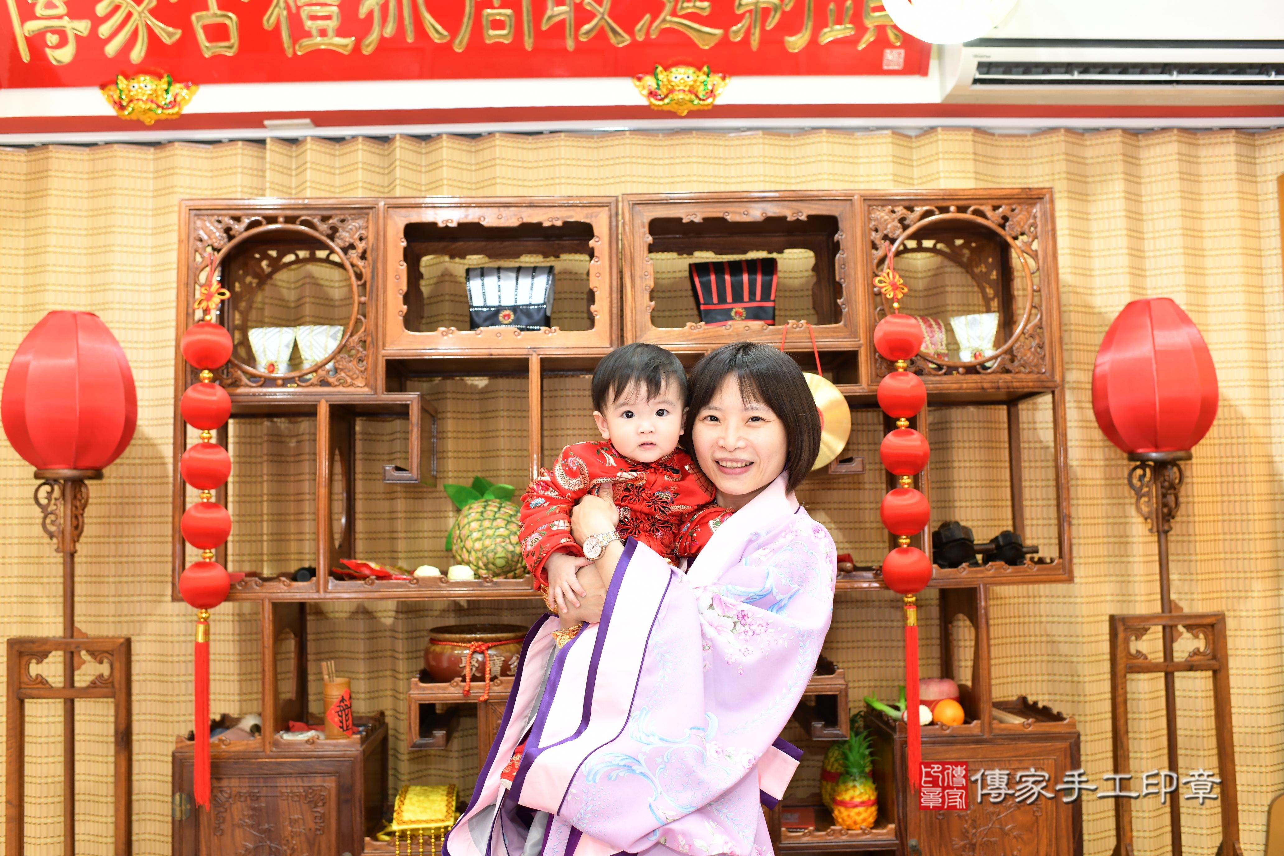 傳家手工印章台南店、抓周、度脺、中國風會場、傳家嬰兒古禮、吉祥話、抓周道具物品24種、拍照。抓周證書。寶寶抓周、滿周歲、生日快樂、祝福 傳家手工印章台南店、抓周、度脺、中國風會場、傳家嬰兒古禮、吉祥話、抓周道具物品24種、拍照。抓周證書。寶寶抓周、滿周歲、生日快樂、祝福